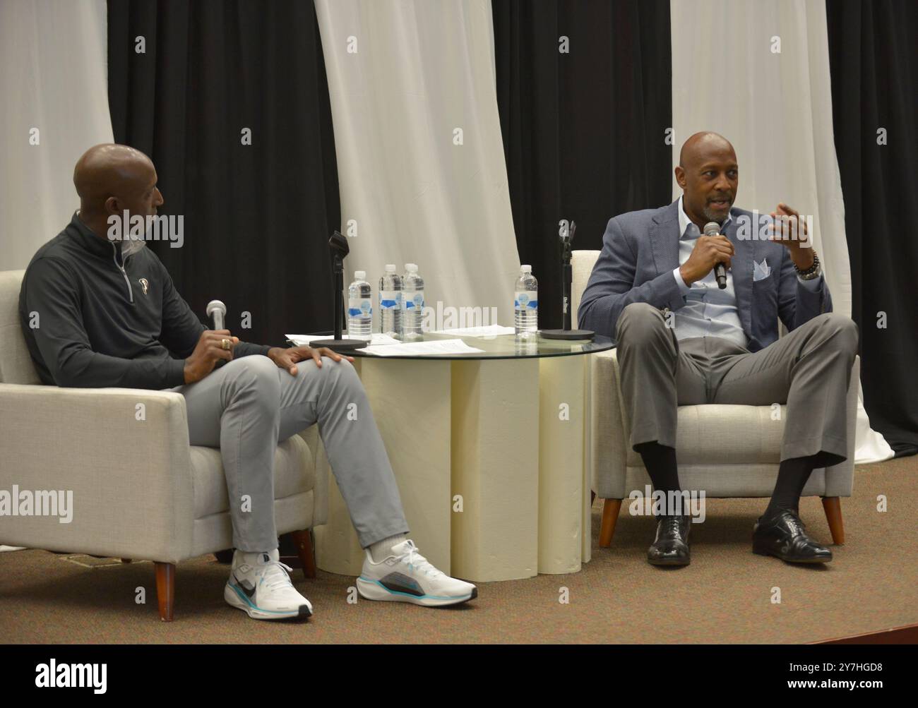 Miramar, USA. September 2024. MIRAMAR, FLORIDA - 28. SEPTEMBER: Der Bürgermeister von Miramar Wayne Messam und der ehemalige NBA-Spieler Alonzo Mourning von Miami Heat nehmen am City of Miramar FREE Men's Health Summit Teil. Reales Gespräch und reale Themen über die Gesundheit der Männer im Miramar Rathaus in Miramar, Florida. (Foto: JL/SIPA USA) Credit: SIPA USA/Alamy Live News Stockfoto