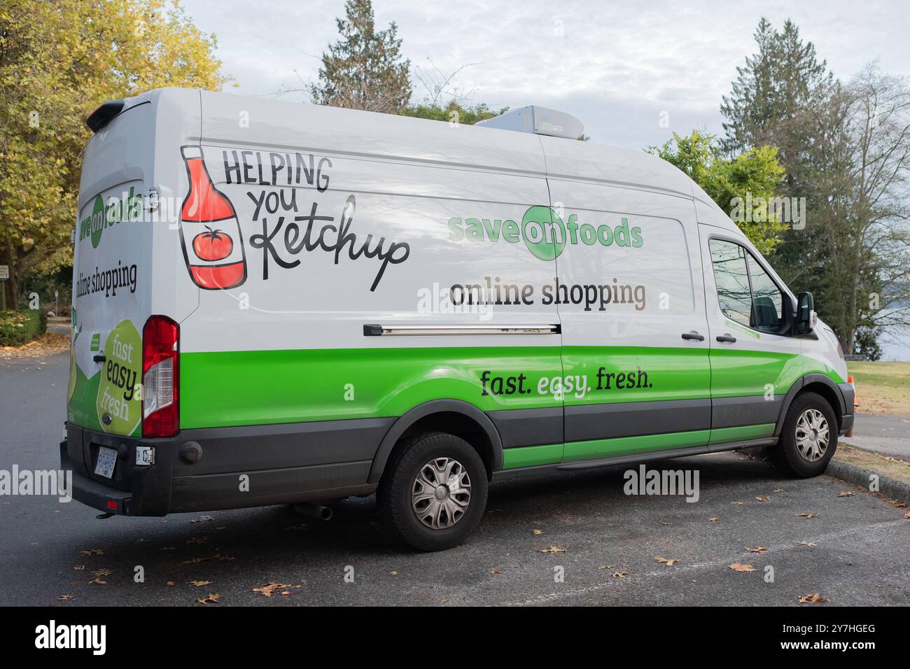 Sparen Sie bei Online-Bestellungen in Kanada, British Columbia, beim Online-Einkauf von Lebensmitteln. Sparen Sie bei einem Minibus. Vancouver November 21,2022 Stockfoto
