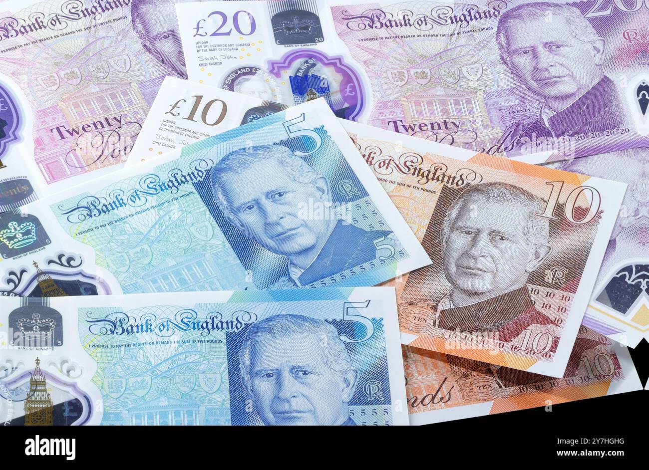 3 der 4 britischen Polymerscheine und die allererste, die König Charles III. Mit 5 £ (grün) 10 £ Orange) und 20 £ (lila) enthält, gibt es auch eine 50 £ Scheine in Rot Stockfoto