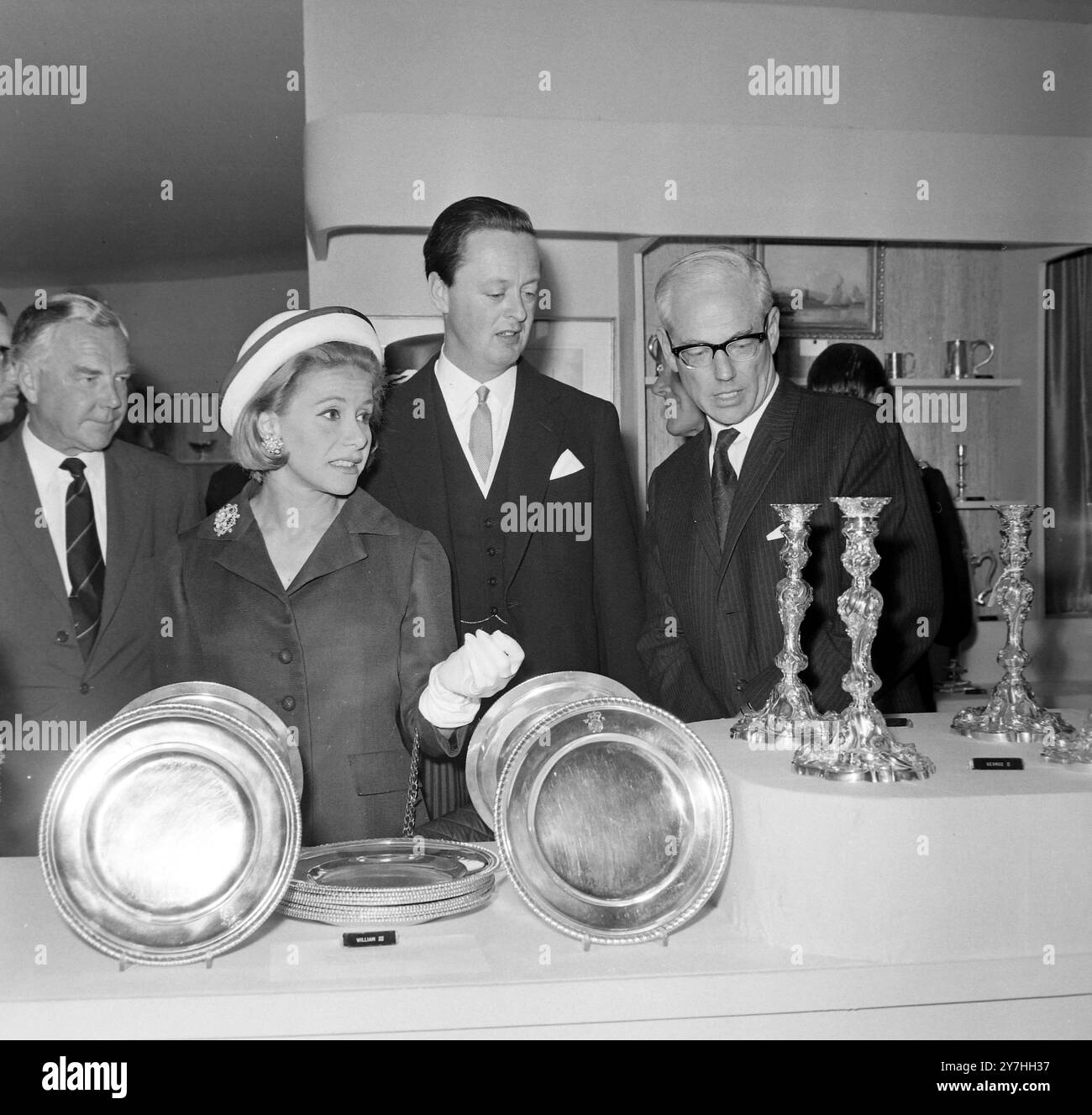 MARQUESS AND MARCHIONESS OF BLANDFORD AUF DER ANTIQUITÄTENMESSE IN LONDON; 10. JUNI 1964 Stockfoto