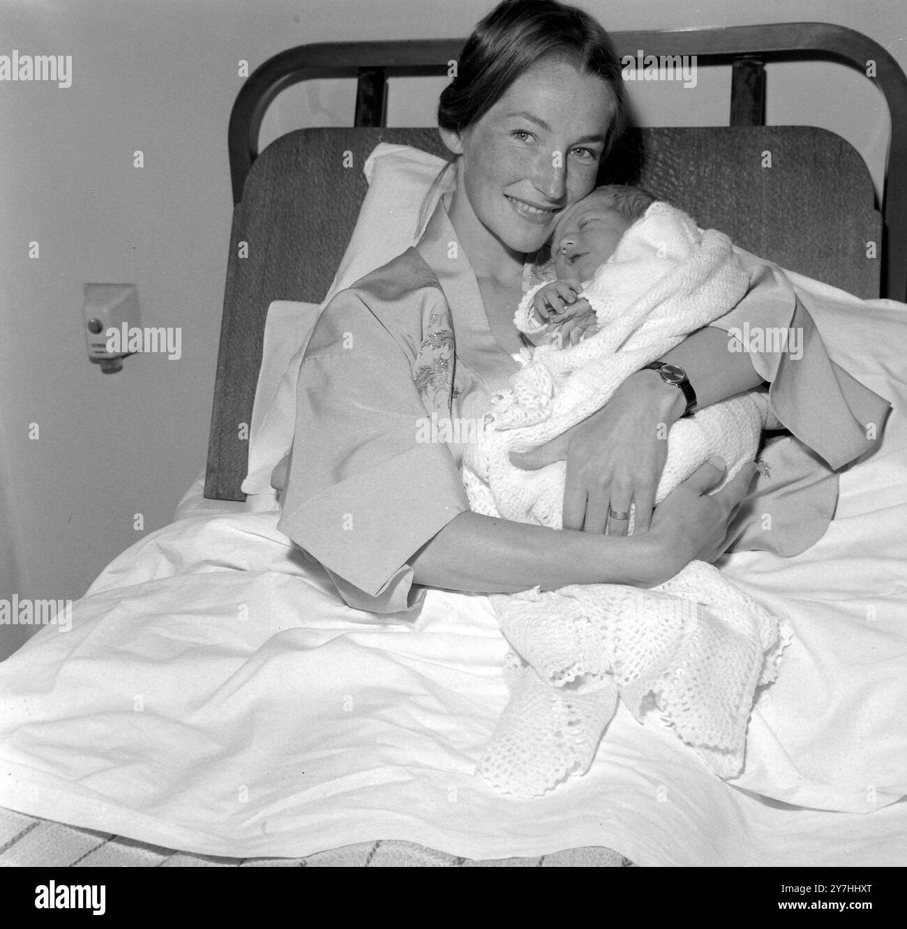 SARAH JANE MIT MUTTER ANITA LINDEN IN LONDON / ; 8. JUNI 1964 Stockfoto