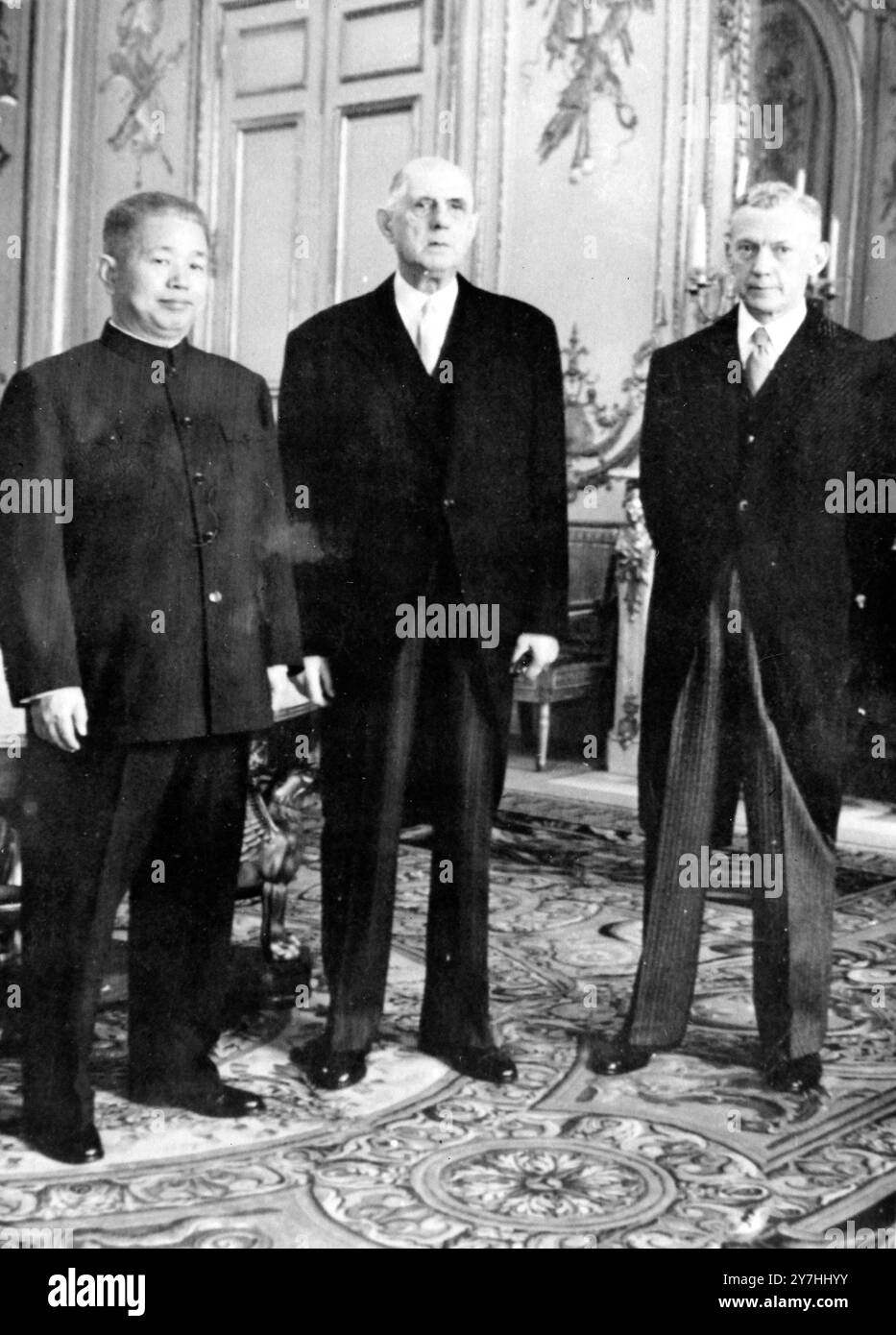 CHEN HUANG CHINESISCHER BOTSCHAFTER IN FRANKREICH UND PRÄSIDENT CHARLES DE GAULLE IN PARIS / ; 6. JUNI 1964 Stockfoto