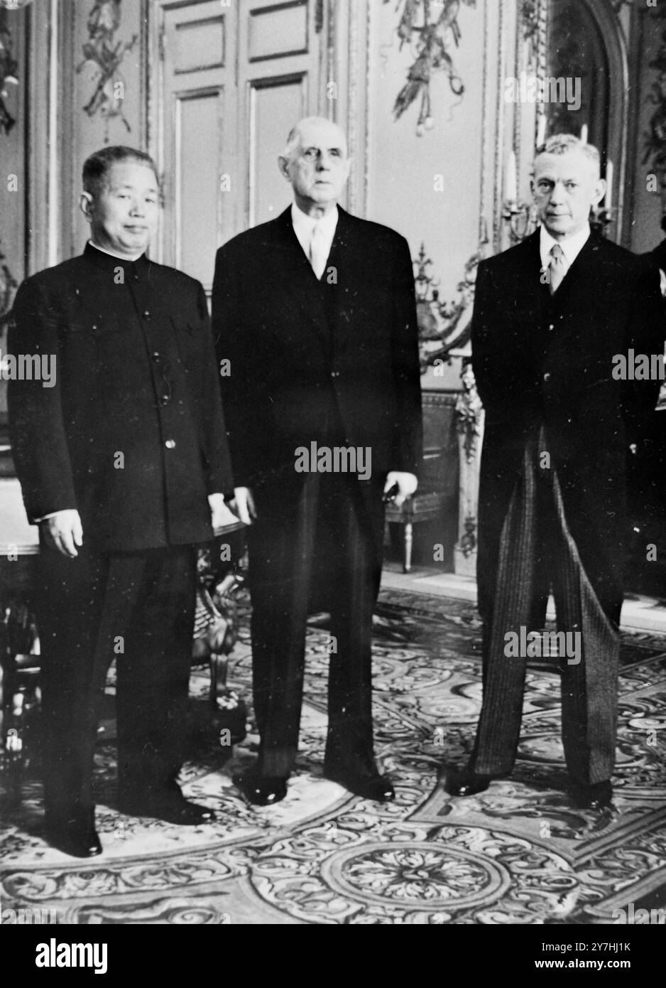 CHINESISCHER BOTSCHAFTER CHEN HUANG MIT PRÄSIDENT CHARLES DE GAULLE UND COUVE DE MURVILLE IN PARIS / ; 7. JUNI 1964 Stockfoto
