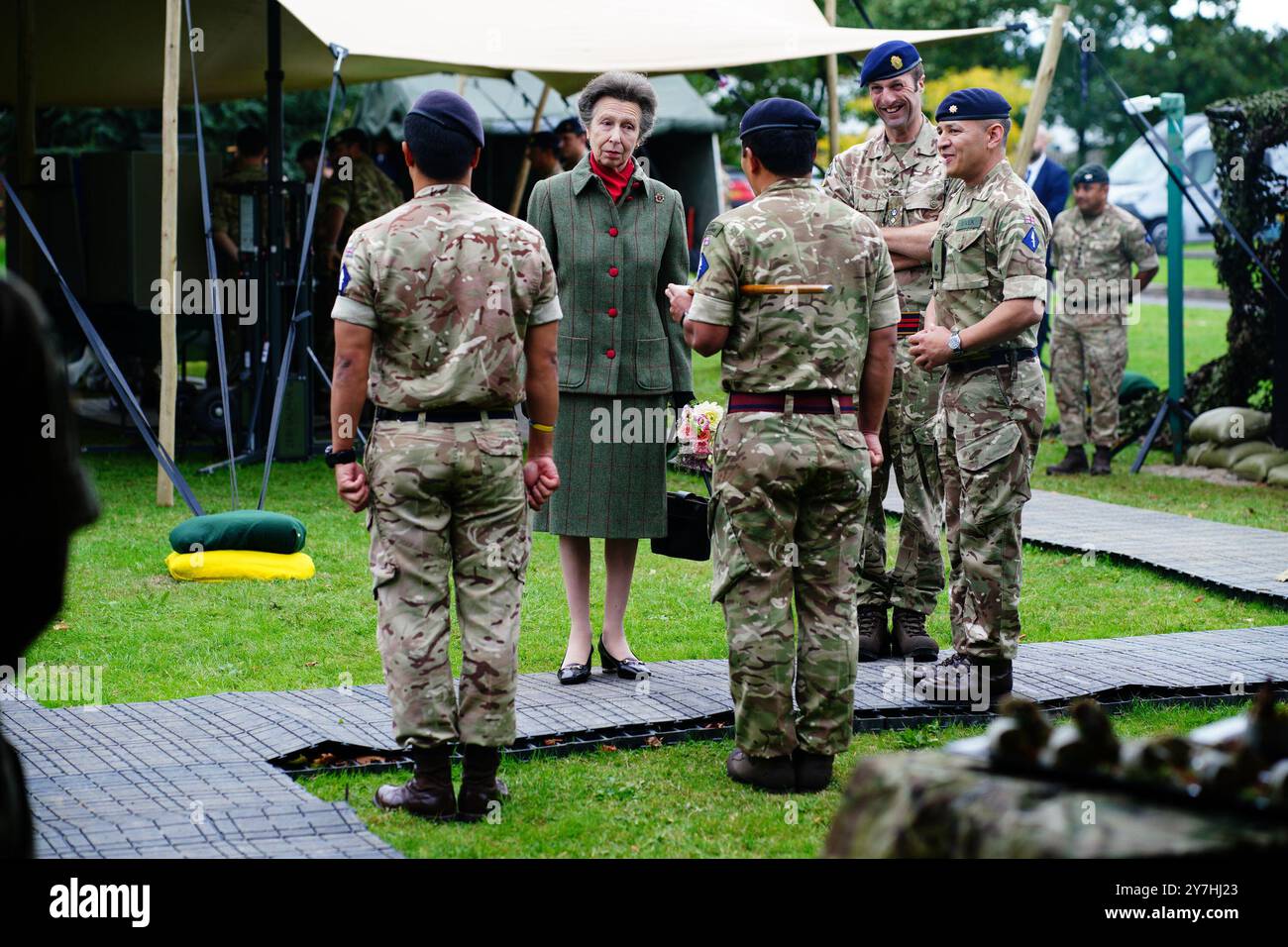 Die Prinzessin Royal, Oberst-in-Chief des Royal Logistic Corps, trifft Mitglieder des Gurkha Allied Rapid Reaction Corps (ARRC) Unterstützungsbataillons während eines Besuchs der Imjin Barracks in Innsworth, Gloucestershire. Bilddatum: Montag, 30. September 2024. Stockfoto