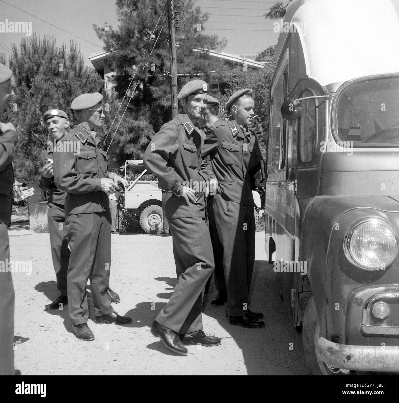 ARMEE FINNISCHE TRUPPEN KAUFEN EIS IN NIKOSIA, ZYPERN; 5. JUNI 1964 Stockfoto