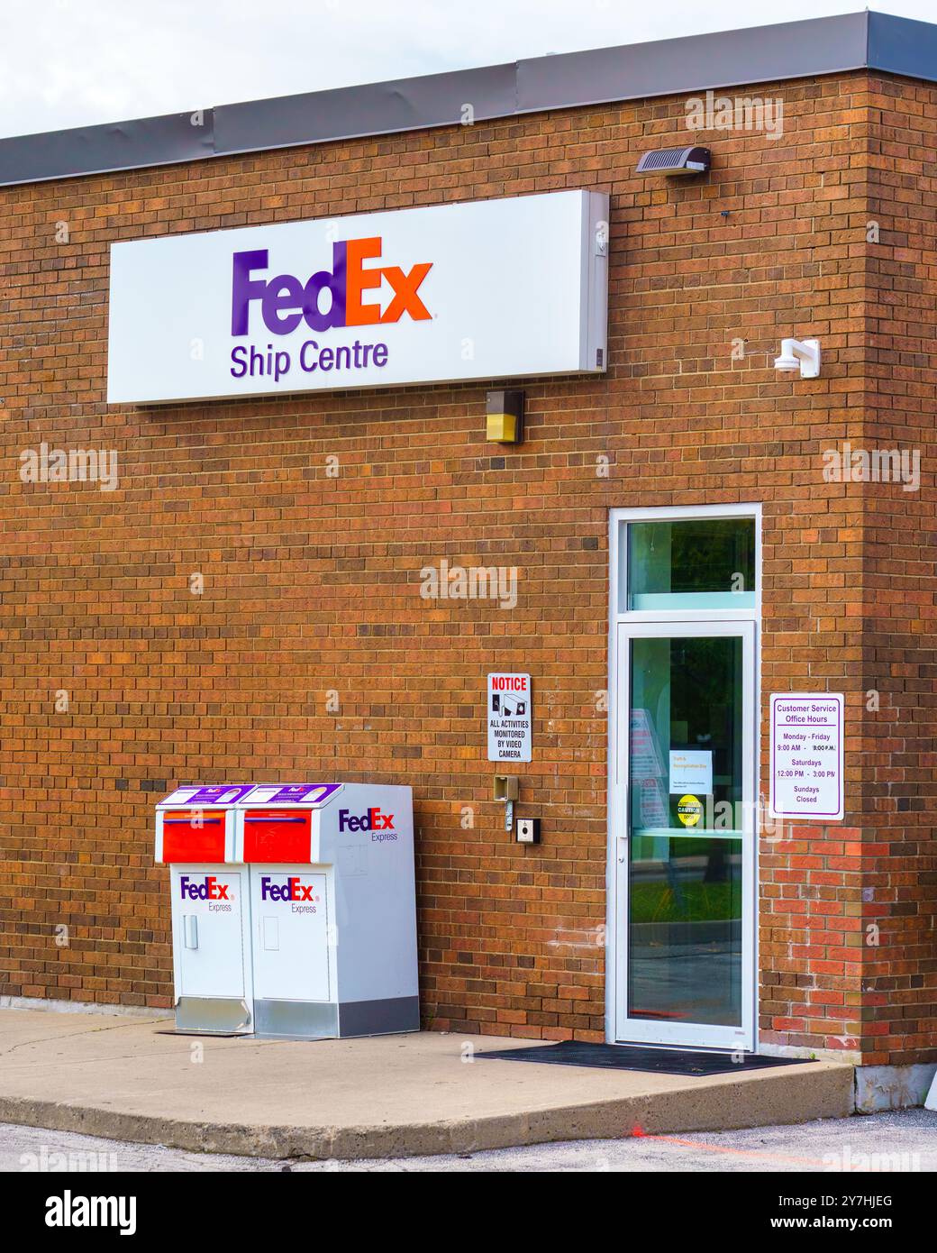 Toronto, Kanada - 29. September 2024: Eingangstür und Logo in einem Fedex Shipping Centre. Stockfoto