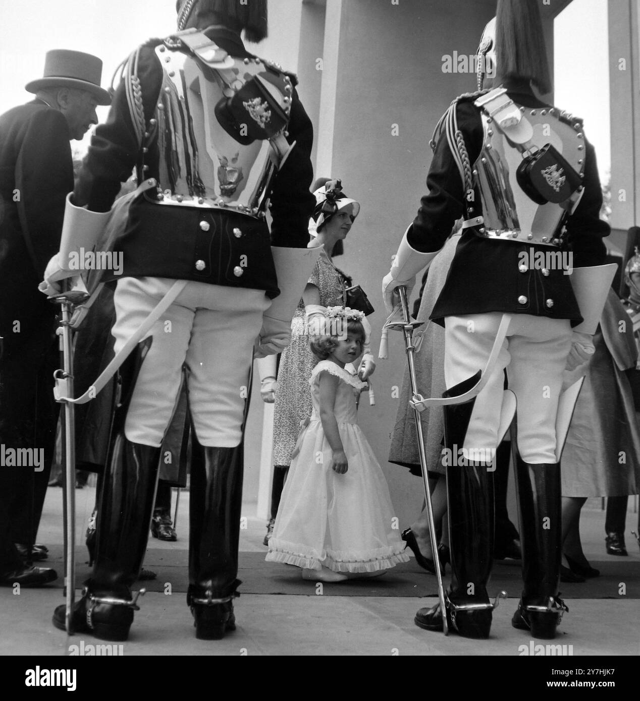 KATRIONA GEWÄHRT BRAUTJUNGFER MIT EHRENWACHEN IN LONDON - CAPTAIN WILLIAM LEGGE-BOURKE UND SHAN BAILEY WEDDING / ; 2. JUNI 1964 Stockfoto