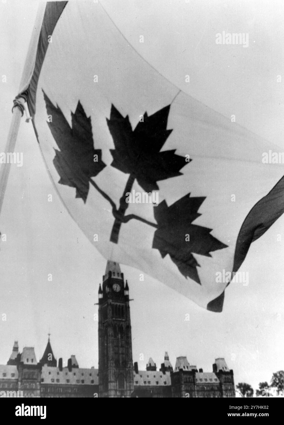 KANADISCHE FLAGGE - PRESSEGALERIE REPORTER HÄLT VORGESCHLAGENE FLAGGE IN OTTAWA; 1. JUNI 1964 Stockfoto