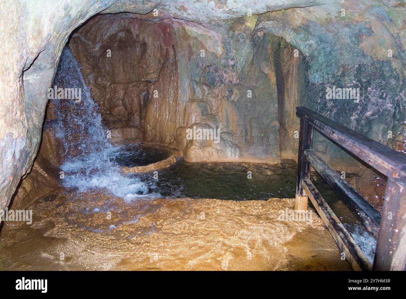 Gebiet, das als „Waschkorb“ signiert ist, Teil der Wassermühle im Krka-Nationalpark und Teil des Textil produzierenden Teils des Komplexes. Kroatien. Höhle und Wasserfall mit Wasser, das in einen Reinigungsbereich fällt. (138) Stockfoto