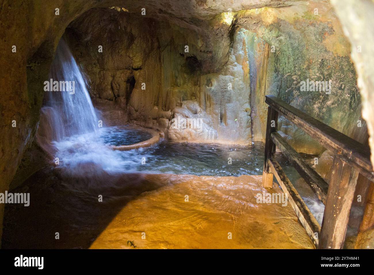 Gebiet, das als „Waschkorb“ signiert ist, Teil der Wassermühle im Krka-Nationalpark und Teil des Textil produzierenden Teils des Komplexes. Kroatien. Höhle und Wasserfall mit Wasser, das in einen Reinigungsbereich fällt. (138) Stockfoto