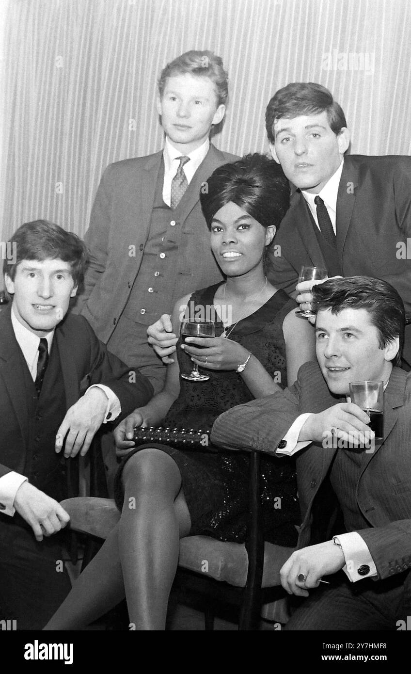 21. MAI 1964 Schauen Sie, was die Suchenden gefunden haben. Die Merseyside Beat-Gruppe - The Searchers', die heute Abend im ATV House in London gezeigt wurde, sind alle in unmittelbarer Nähe der amerikanischen Sängerin Dionne Warwick (22), die alle lieben. Die Jungs, von links nach rechts um Miss Dionne herum, sind Chris Curtis, John McNally, Tony Jackson und Mike Warwick, ein ehemaliges New Jersey Mädchen. Die Searchers schwärmten von ihren Aufzeichnungen, und sie selbst kehren nach dem jüngsten erfolgreichen Besuch in den USA in ein paar Tagen zurück. London, England Stockfoto