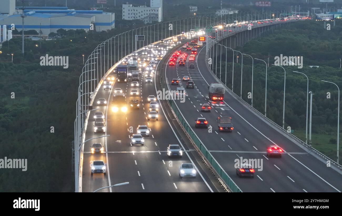 CHANGSHU, CHINA - 30. SEPTEMBER 2024 - der Verkehr fließt einige Kilometer am G15 Shenyang - Haikou Expressway der Sutong Yangtze River Brid vorbei Stockfoto
