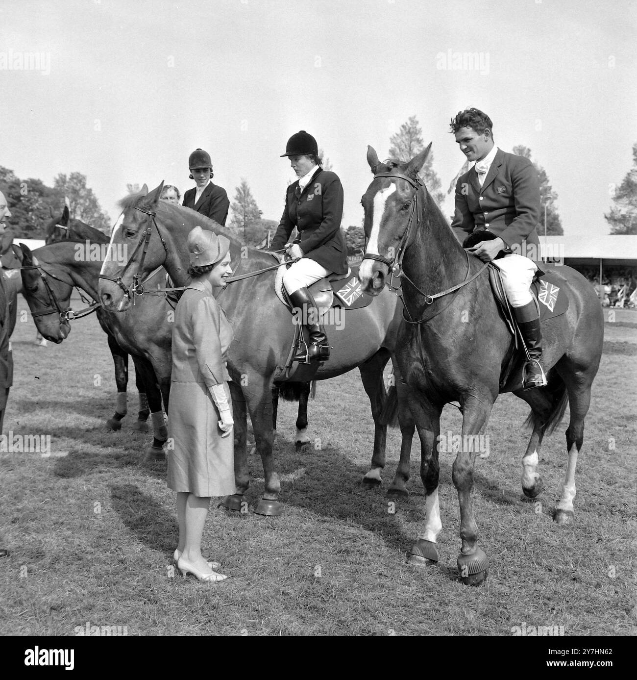 PAT KOECHILIN MIT KÖNIGIN ELISABETH II. BEI WINDSOR HORSE SHOW AM 16. MAI 1964 Stockfoto