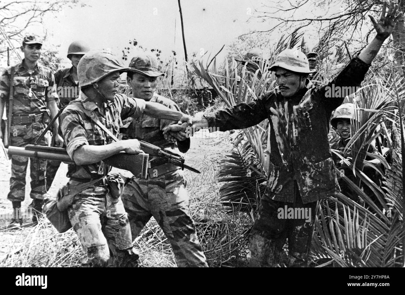 VIETNAMESISCHE TRUPPEN INTERVIEWEN MANAKULIERTE KRIEGSGEFANGENE IN SAIGON AM 6. MAI 1964 Stockfoto