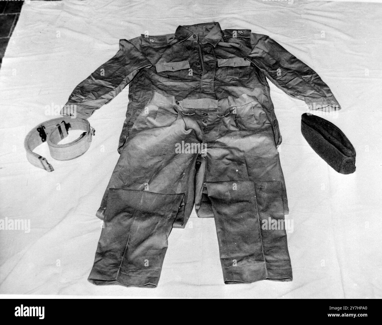 BRITISCHE ARMEE NAHM JEMENITISCHE SOLDATEN GEFANGEN – UNIFORM AUSSERHALB VON ADEN, SÜDARABIEN; 7. MAI 1964 Stockfoto