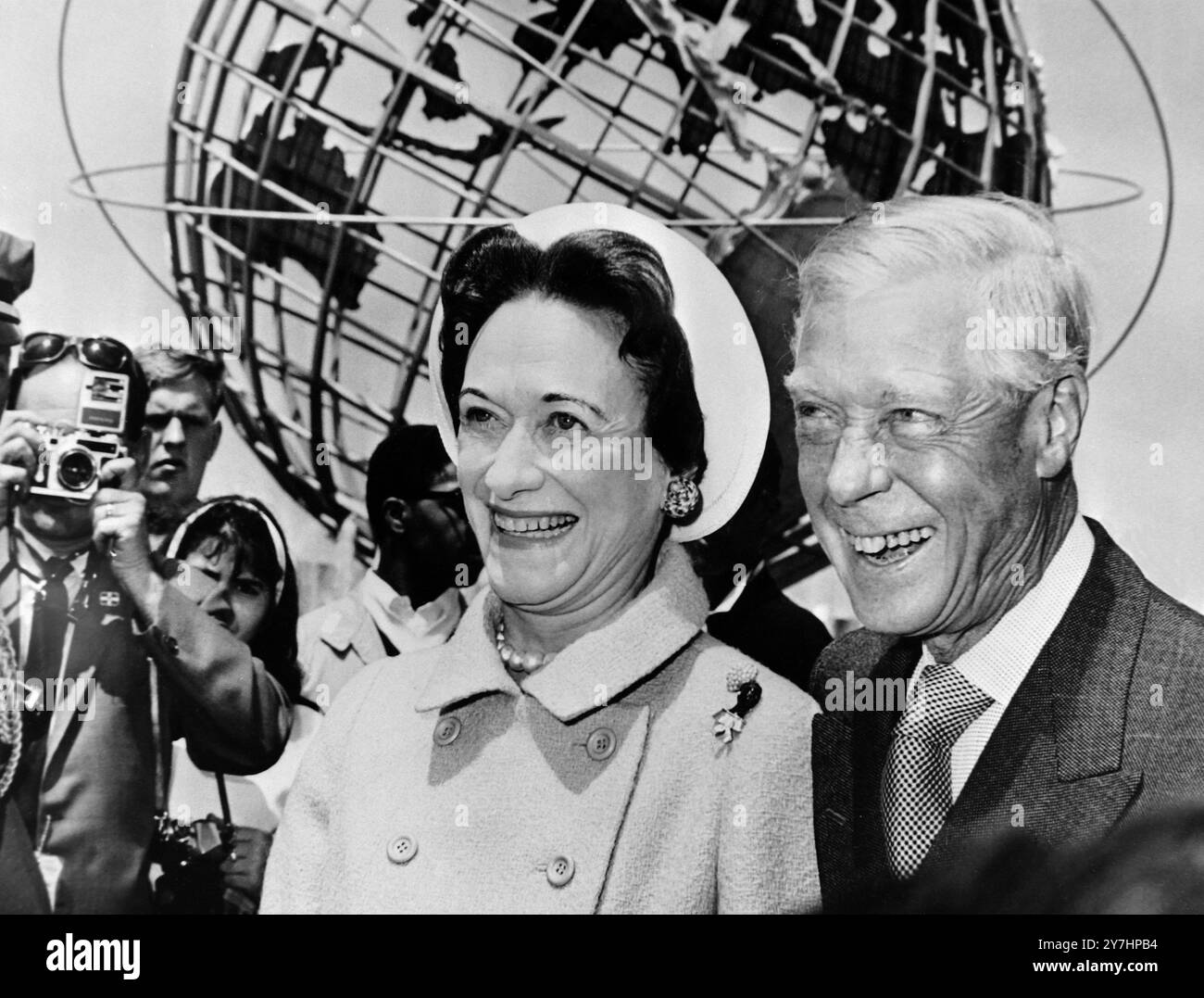 7. MAI 1964 Windsors auf der Weltausstellung. Der Duke und die Herzogin von Windsor stehen vor der unisphere, dem Symbol der New Yorker Weltausstellung 1964, während eines Besuchs der Messe in New York, USA Stockfoto