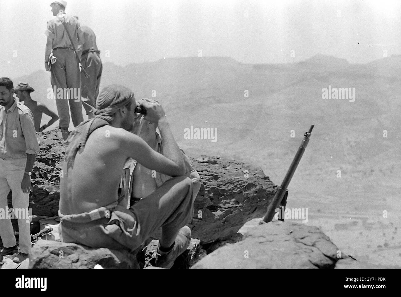 ARMEEPATROUILLE AUF EINEM HÜGEL VON 45 ROYAL MARINE COMMAND AUF DEM GELÄNDE VON SÜDARABIEN IN ADEN; 7. MAI 1964 Stockfoto