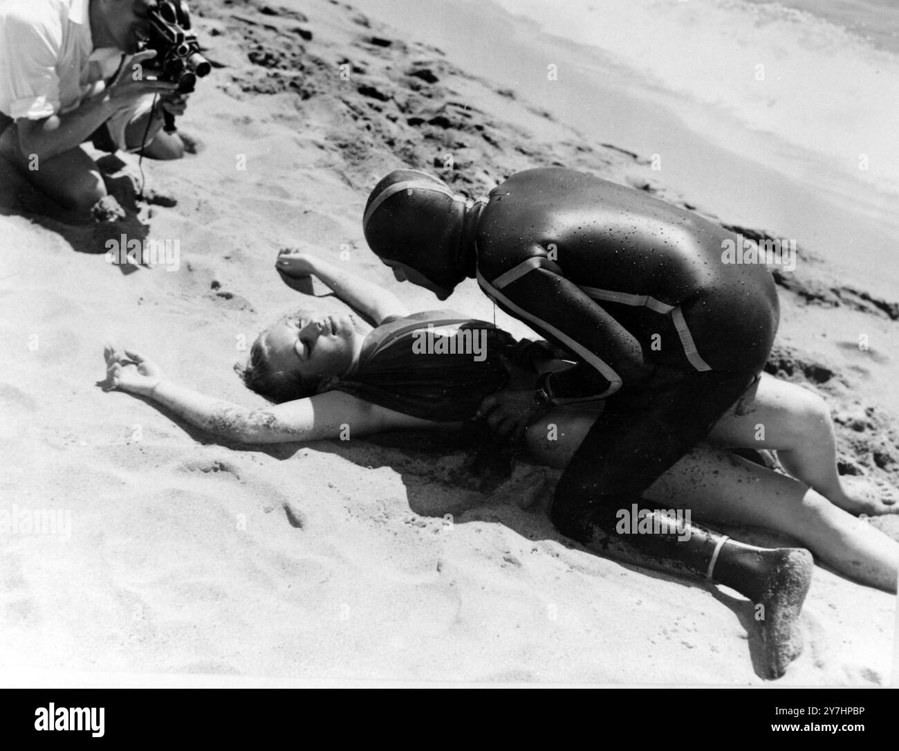 DER FRANZÖSISCHE TAUCHER MICHEL LEAUBRAUX MIT MONIKA PACCALIN IN CANNES / ; 7. MAI 1964 Stockfoto