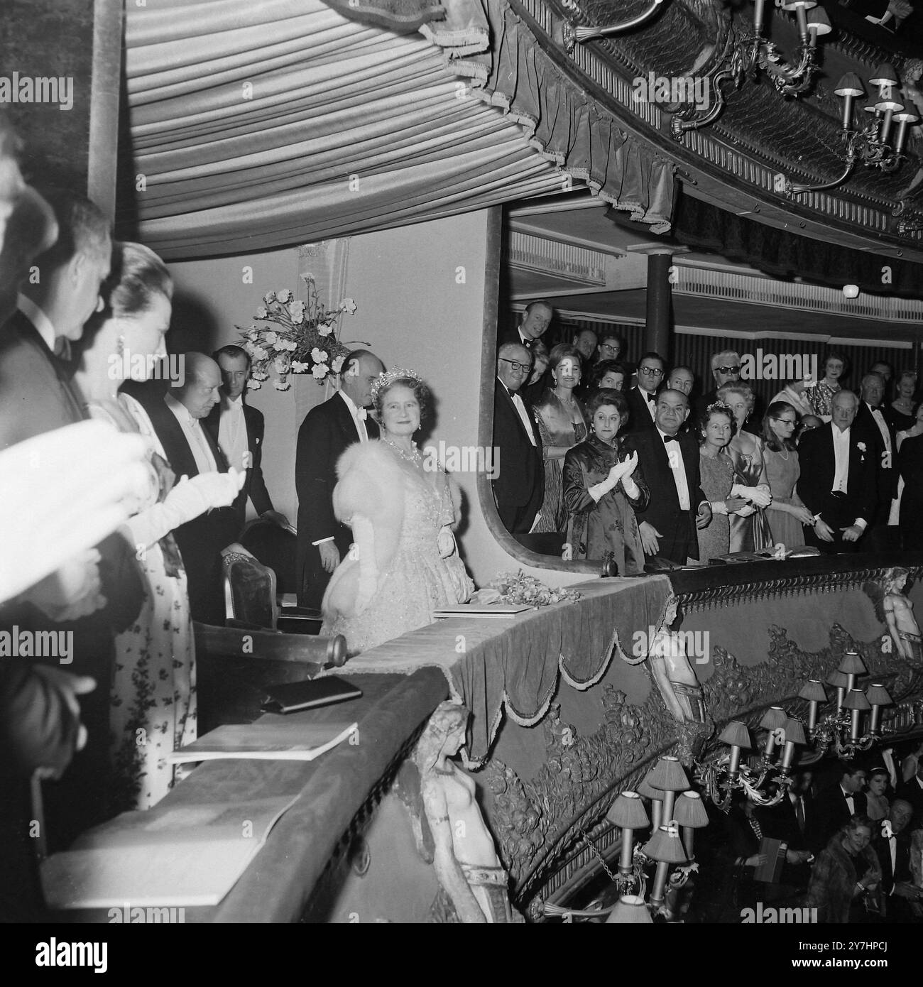 ELISABETH, DIE KÖNIGSMUTTER IM OPERNHAUS, COVENT GARDEN IN LONDON; 7. MAI 1964 Stockfoto