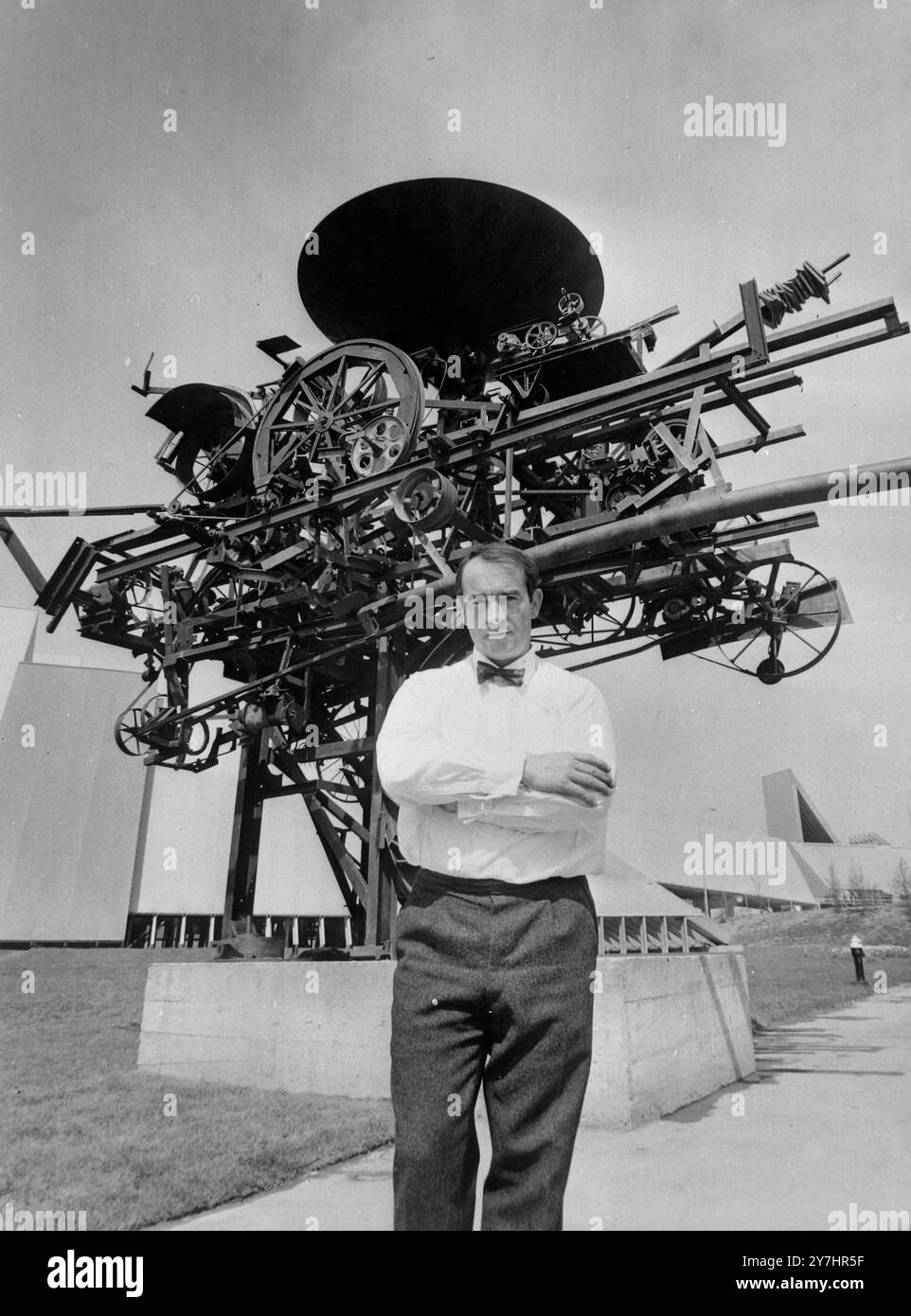 BILDHAUER JEAN TINGUELY AUF DER SCHWEIZER NATIONALAUSSTELLUNG / ; 1. MAI 1964 Stockfoto