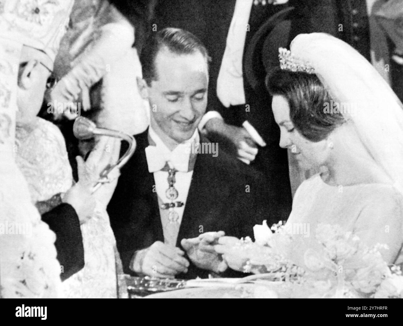 AM 29. APRIL 1964 TAUSCHT PRINZ CARLOS HUGO DE BOURBON PARMA WÄHREND IHRER WEDDDING IN DER KAPELLE BORGHESE IN DER BASILIKA SANTA MARIA MAGGIORE, ROM, ITALIEN, RINGE MIT PRINZESSIN IRENE AUS DEN NIEDERLANDEN AUS. Stockfoto