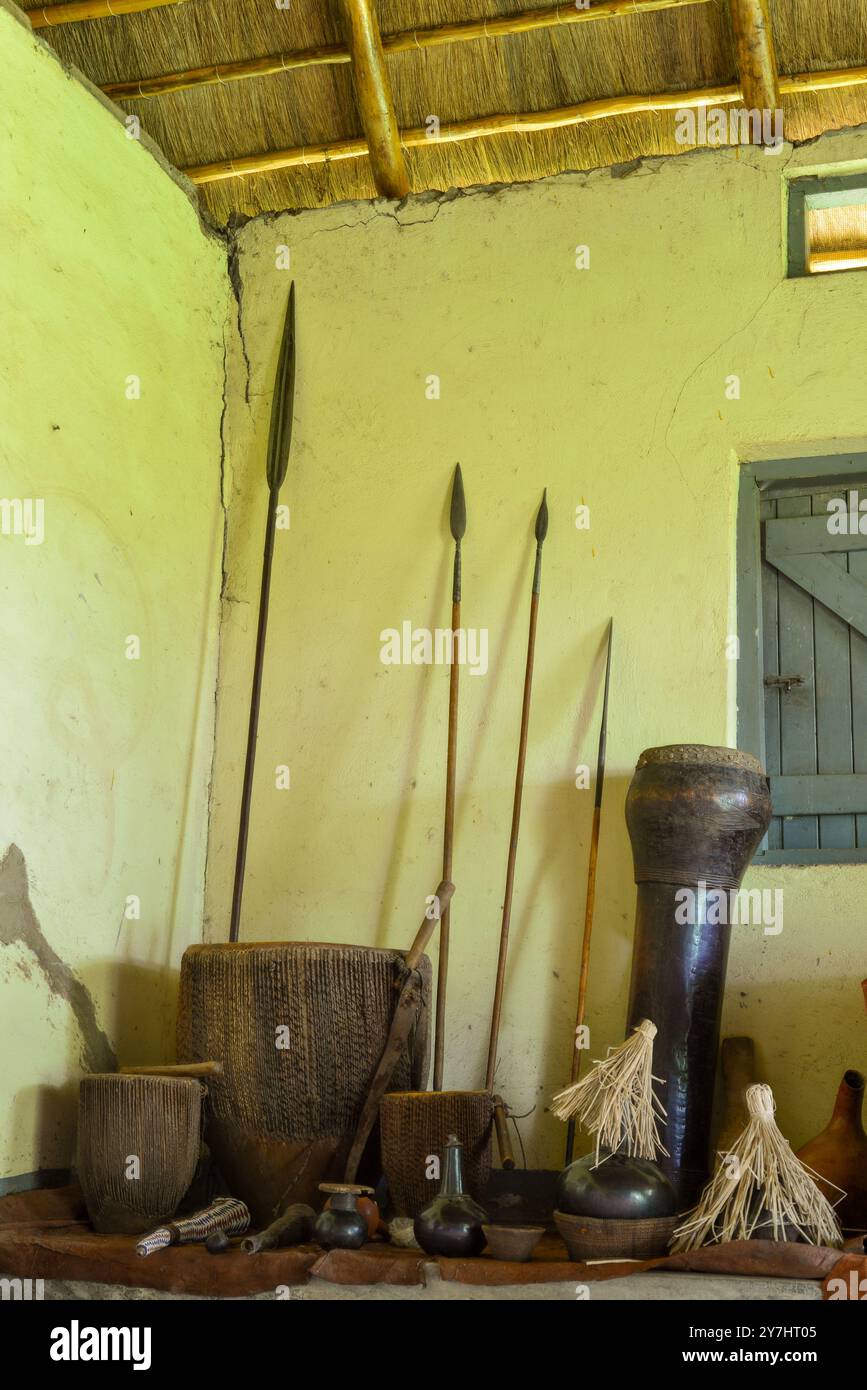 Königliche Regalia für Omukama David Lukidi Mpuga aus dem Königreich Toro auf dem Kalambi Grabgelände in Fort Portal Stockfoto