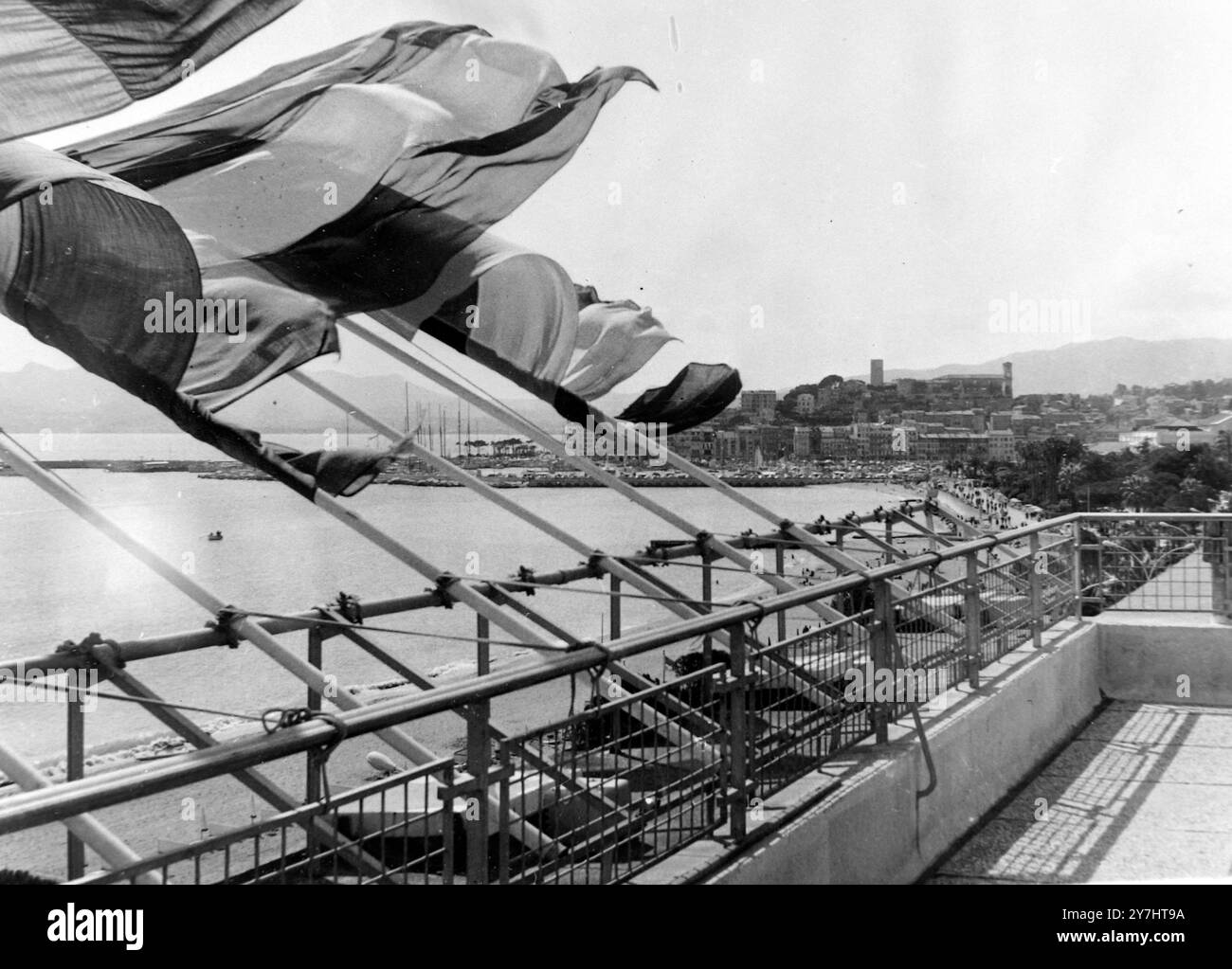 NATIONALFLAGGEN IM FESTIVAL PALACE BEI DEN FILMFESTSPIELEN VON CANNES; 24. APRIL 1964 Stockfoto