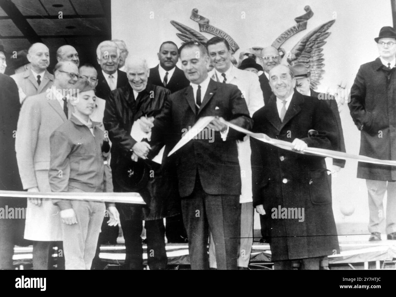 US-AMERIKANISCHER PRÄSIDENT LYNDON B JOHNSON MIT GERALD WEINSTEIN IN NEW YORK / ; 23. APRIL 1964 Stockfoto