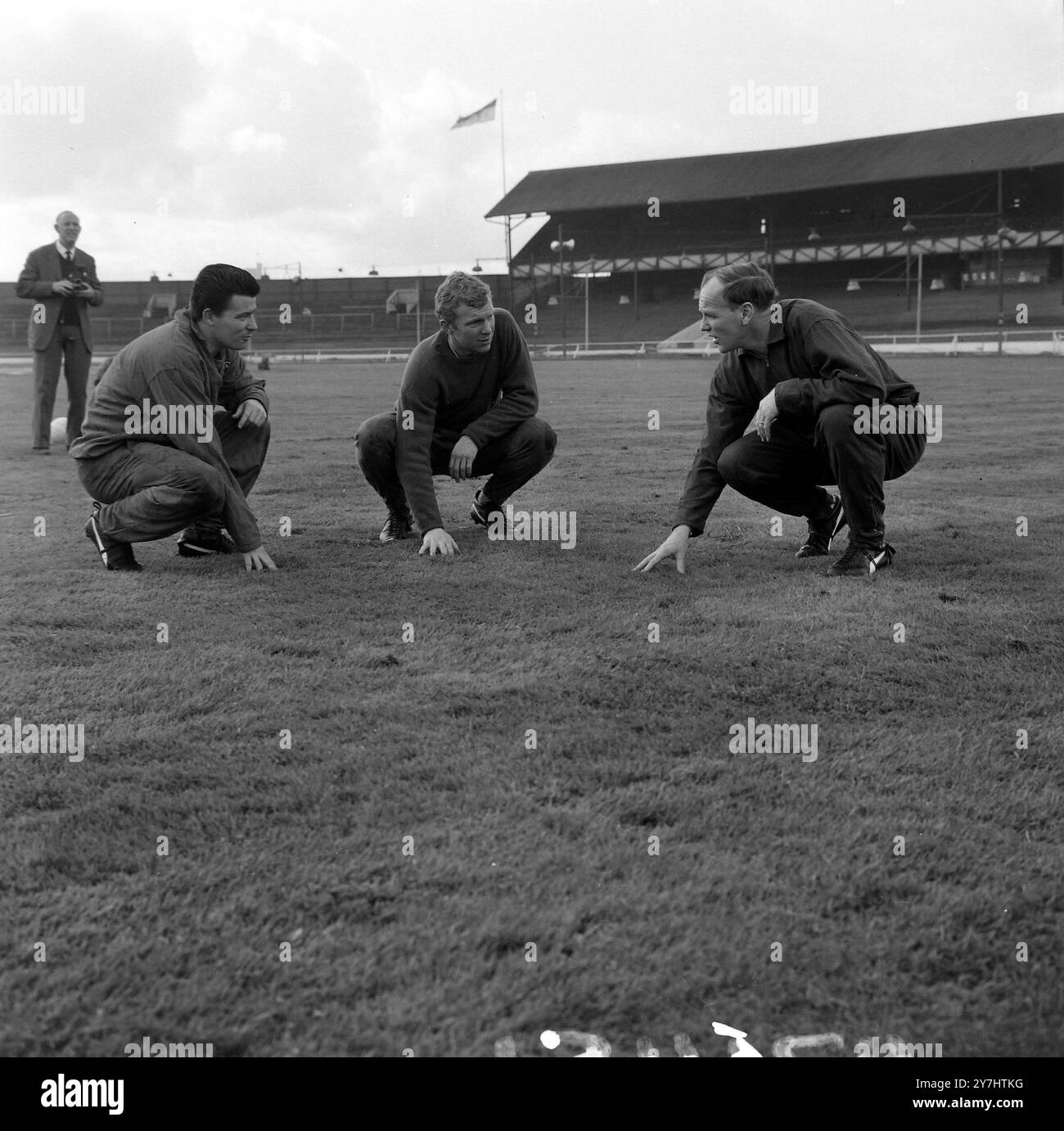 RON GREENWOOD MIT HAUPTMANN BOBBY MOORE, FUSSBALLSPIELER DES JAHRES UND ROGER BYRNE / ; 21. APRIL 1964 Stockfoto