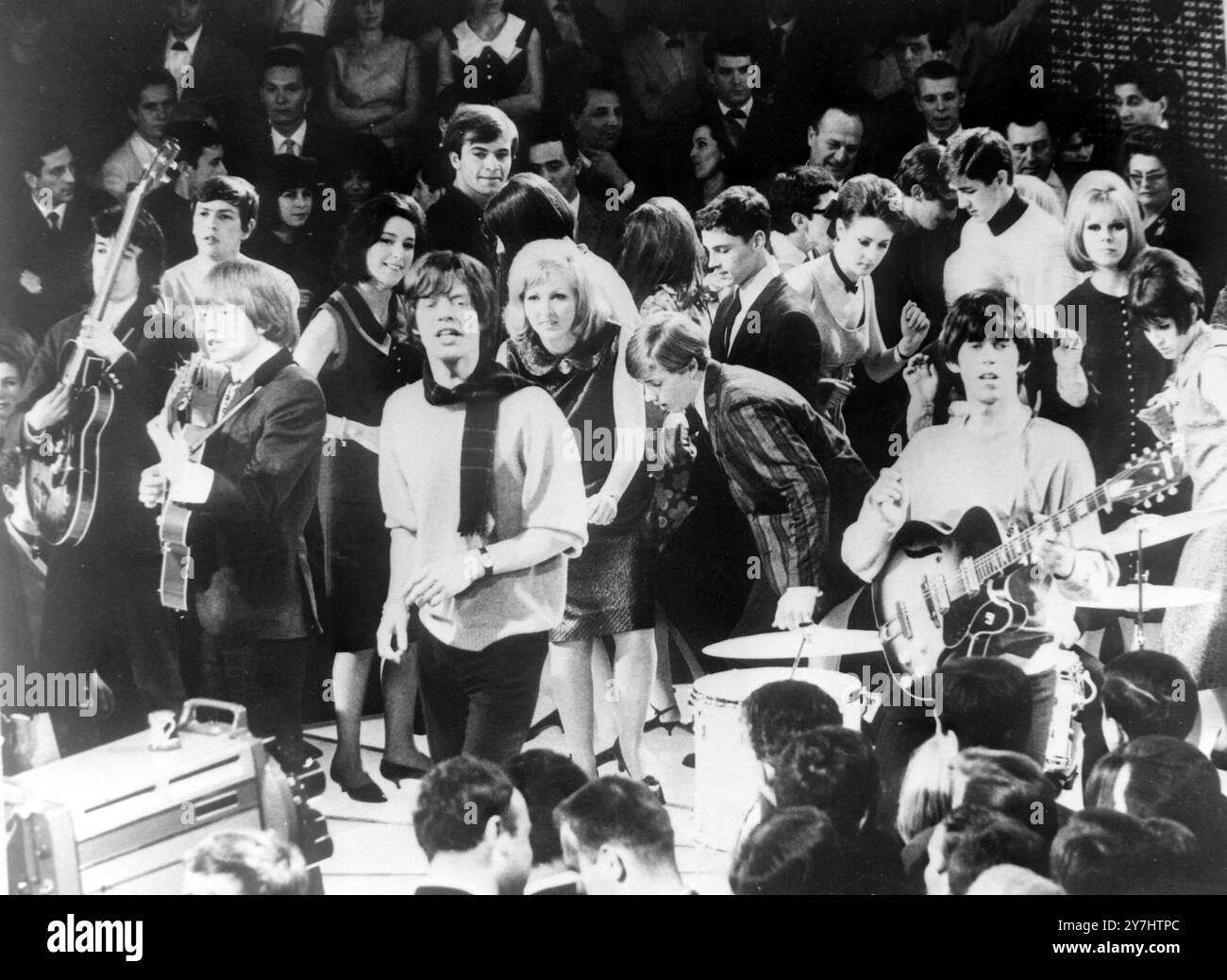 21. APRIL 1964 MICK JAGGER MIT DEN ROLLING STONES SPIELT AUF TAUSEND TEENAGERN WÄHREND DER TV GOLDEN ROSE FESTIVAL SHOW „READY, STEADY, GO“ IM CASINO IN MONTREUX, SCHWEIZ. Stockfoto