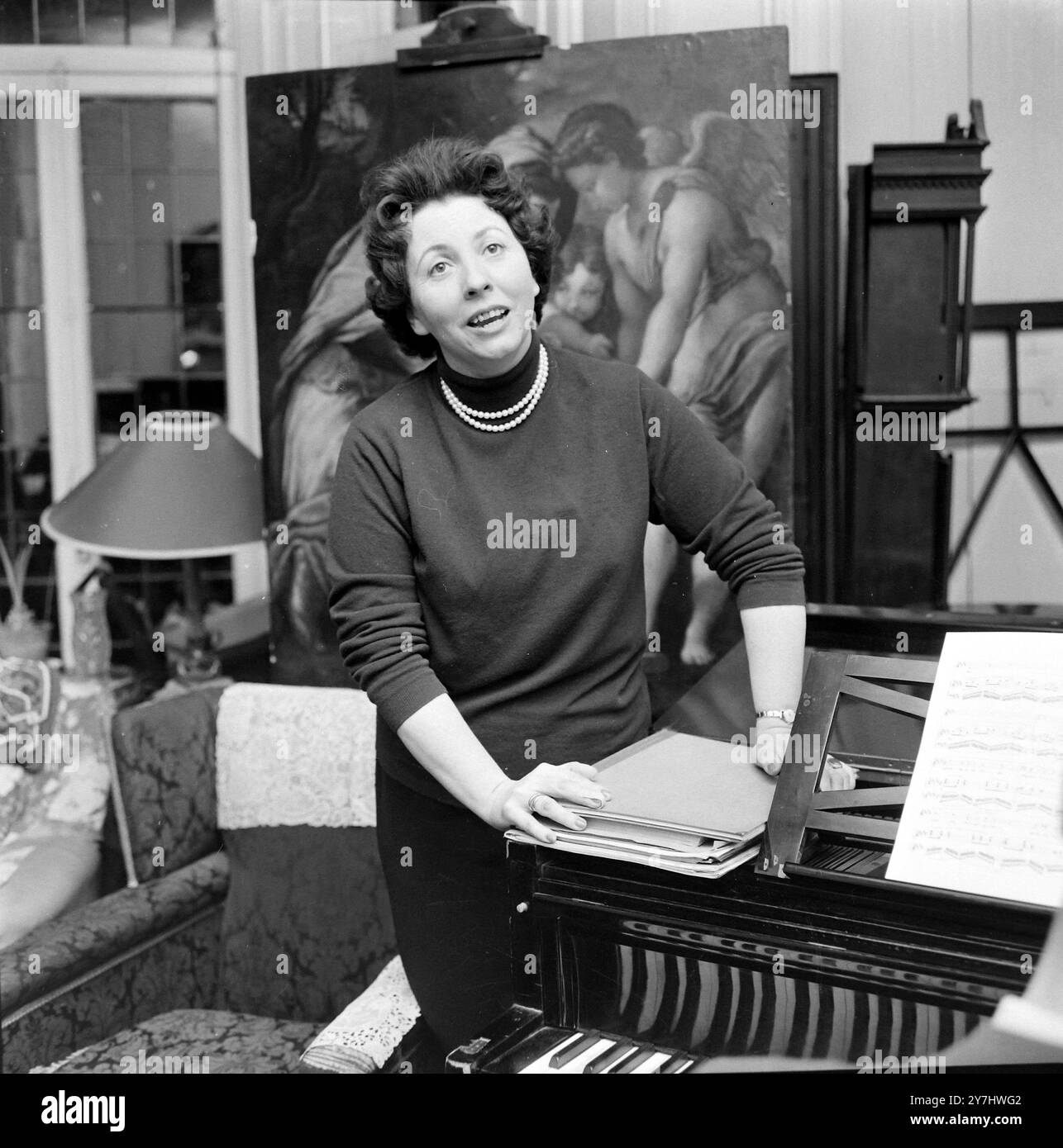 RENATE ALTMAN PROBT LIED VOR DEM KONZERT IN DER WIGMORE HALL IN LONDON; 15. APRIL 1964 Stockfoto