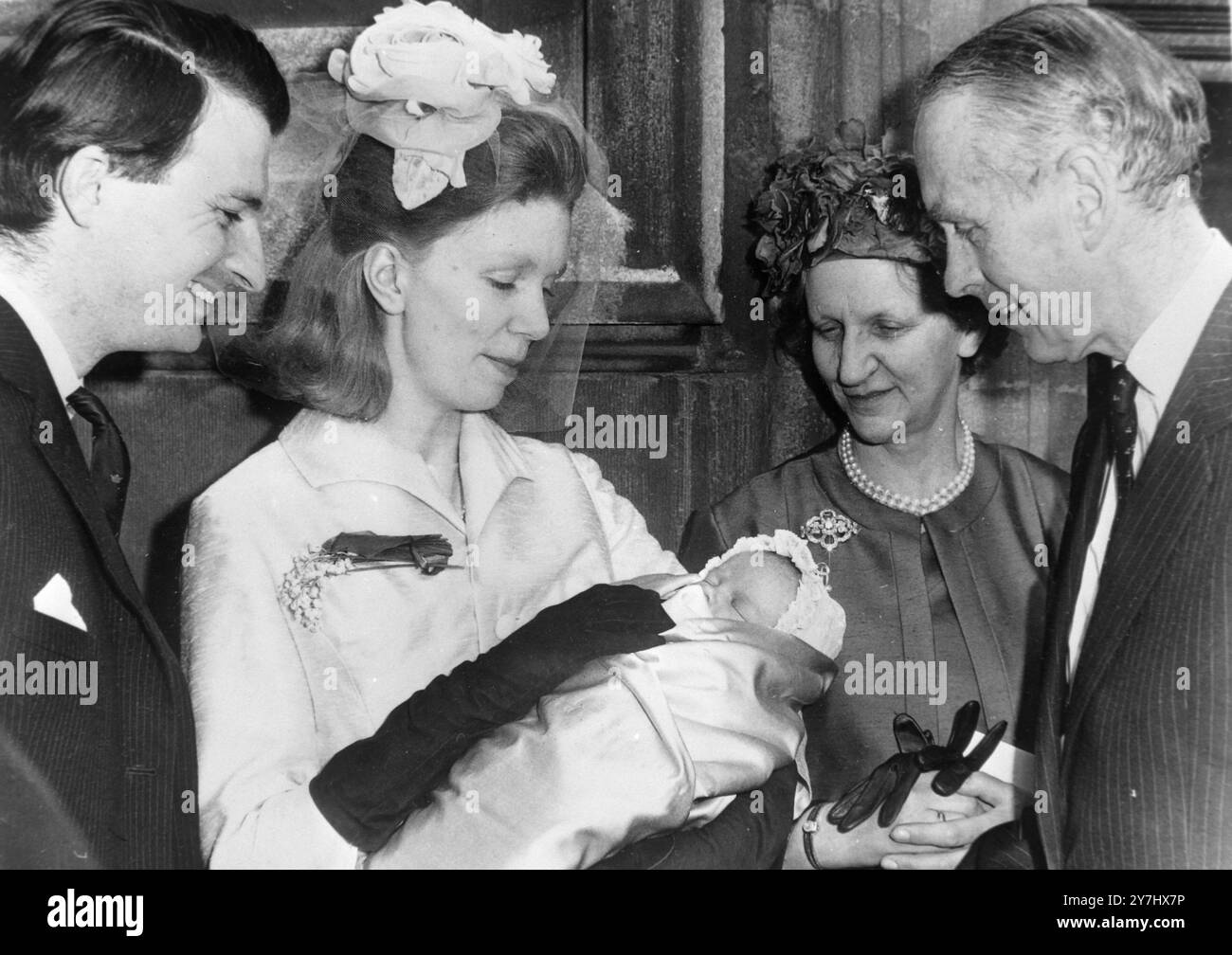 DER BRITISCHE PREMIERMINISTER LORD ALEC DOUGLAS IST MIT FRAU UND TOCHTER DIANA & BABY BEI DER TAUFE IN LONDON ZU HAUSE / ; 9. APRIL 1964 Stockfoto