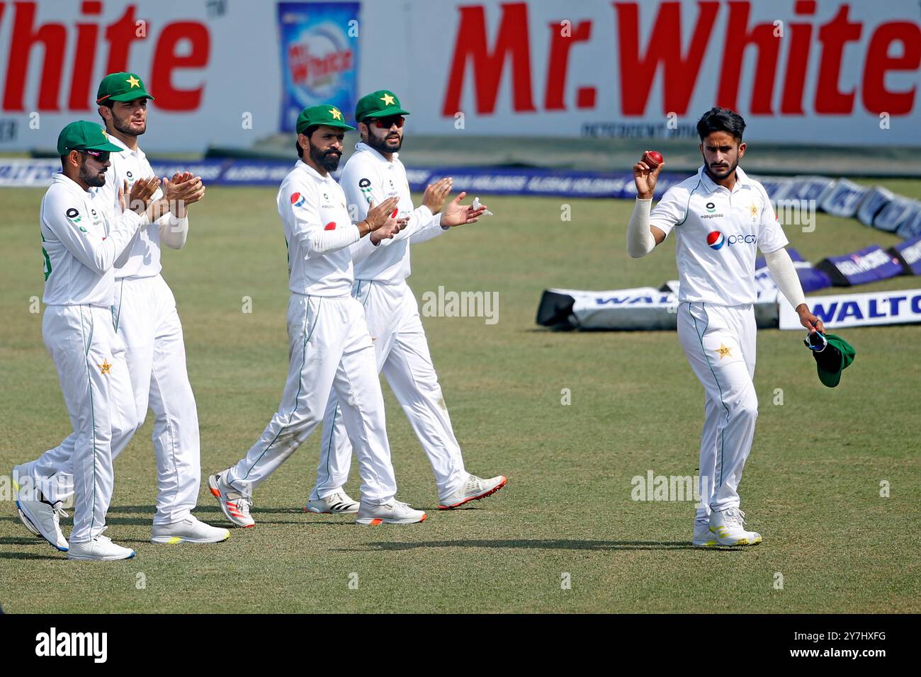 Der pakistanische Pacer Hasan Ali feiert nach fünf Wickets am zweiten Tag des ersten Testspiels in Bangladesch und Pakistan im Zahur Ahmed Chowdhury Stadi Stockfoto