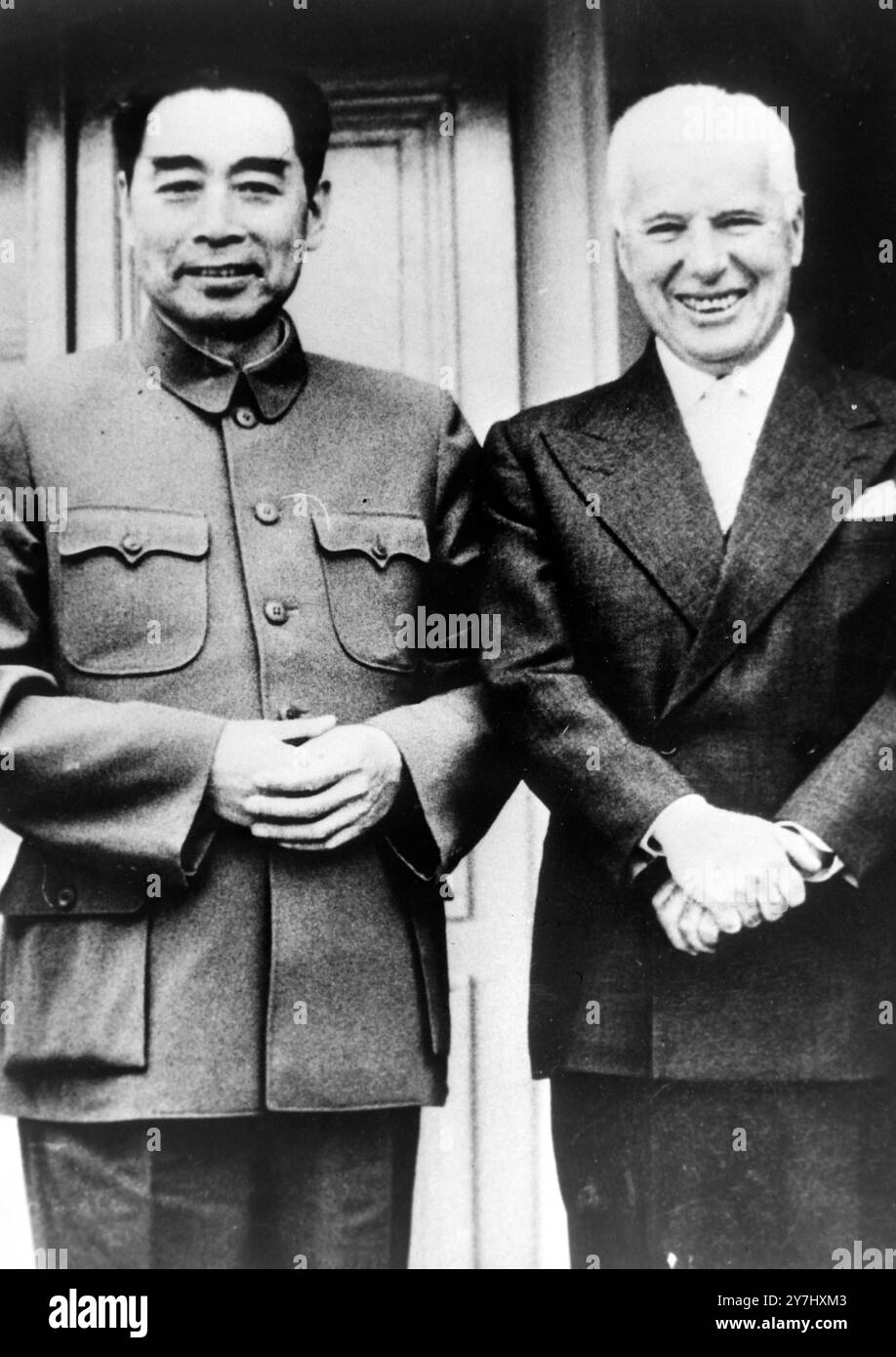 CHARLIE CHAPLIN MIT DEM KOMMUNISTISCHEN CHINESISCHEN PREMIER EN-LAI CHOU 1954 IN GENF / ; 7. APRIL 1964 Stockfoto