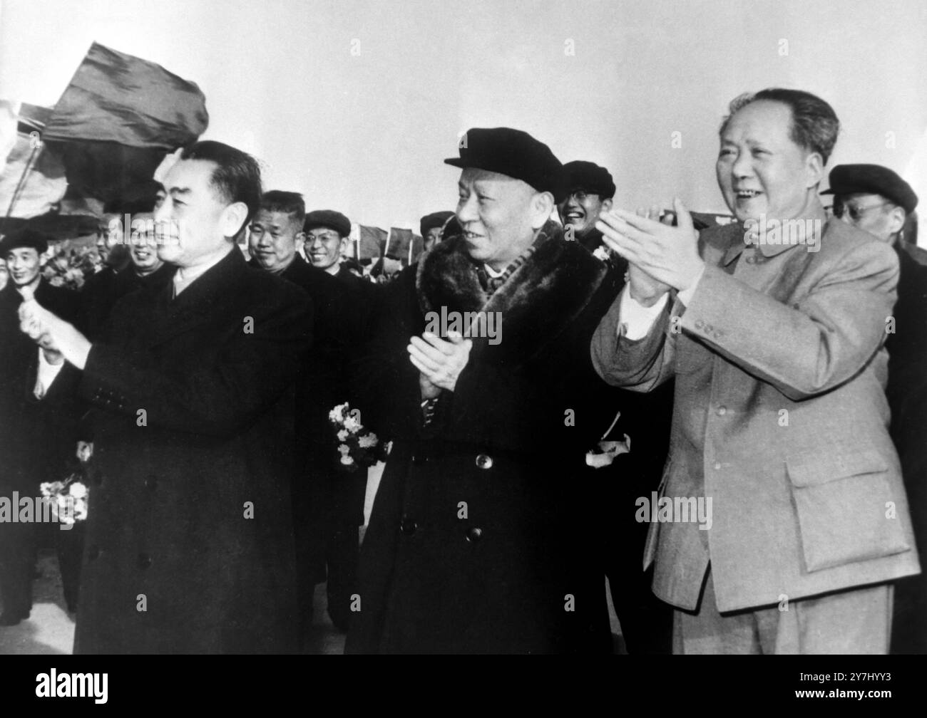 27. MÄRZ 1964 DER CHINESISCHE PREMIER CHOU EN-LAI KEHRT NACH EINER 14-JÄHRIGEN LANDTOUR ZURÜCK. BEGRÜSST VON LIU SHAO-CHI, VORSITZENDER DER VOLKSREPUBLIK CHINA, UND MAO TSE-TUNG, VORSITZENDER DES ZENTRALKOMITEES DER KOMMUNISTISCHEN PARTEI CHINAS, PEKING CHINA. Stockfoto