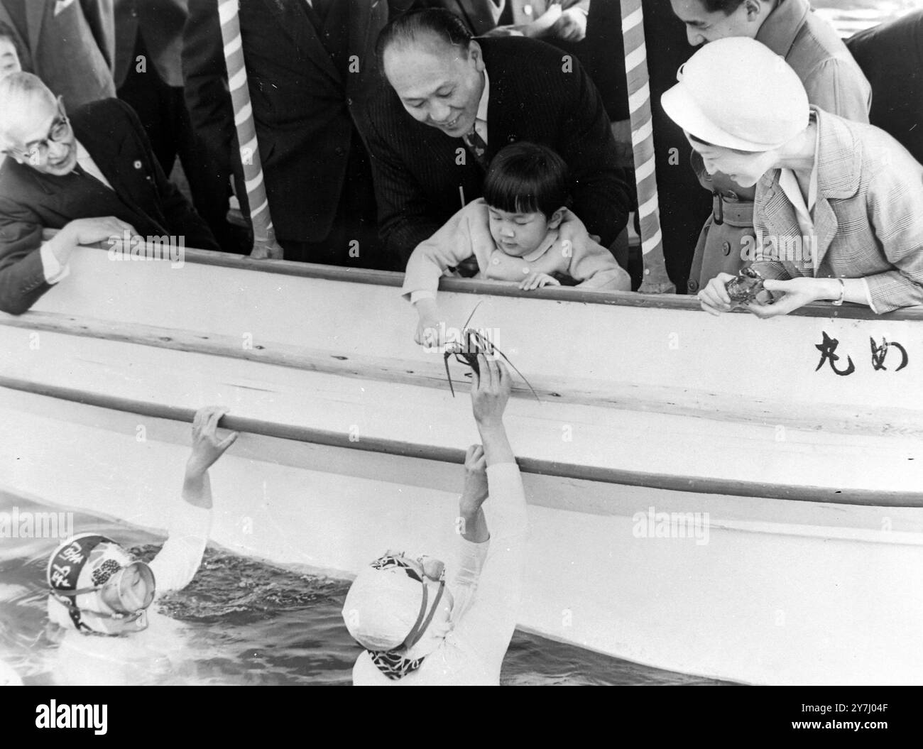 PRINZ HIRO MIT ELTERN HUMMER IN CHIBA, JAPAN; 25. MÄRZ 1964 Stockfoto