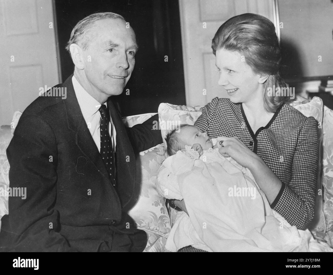 DER BRITISCHE PREMIERMINISTER LORD ALEC DOUGLAS WOHNT MIT SEINER TOCHTER WOLFE DIANA & BABY IN LONDON / ; 23. MÄRZ 1964 Stockfoto