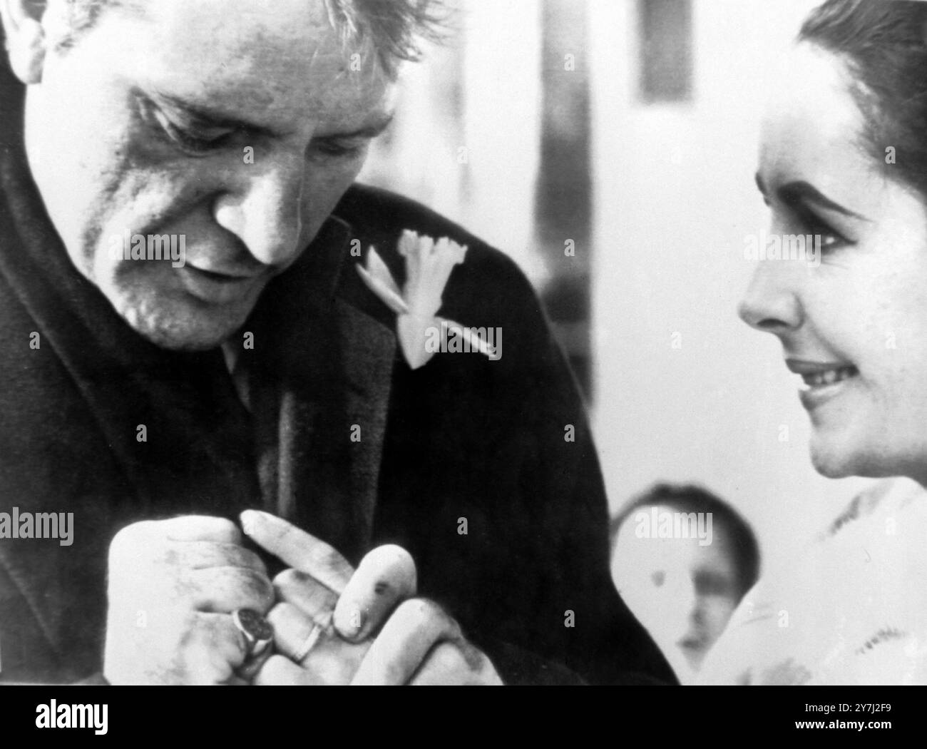 18. MÄRZ 1964 RICHARD BURTON HEIRATET ELIZABETH TAYLOR IN EINEM 15-MINÜTIGEN GOTTESDIENST MIT 10 GÄSTEN IN DER KIRCHE DES MESSIAS IN TORONTO, KANADA. Stockfoto