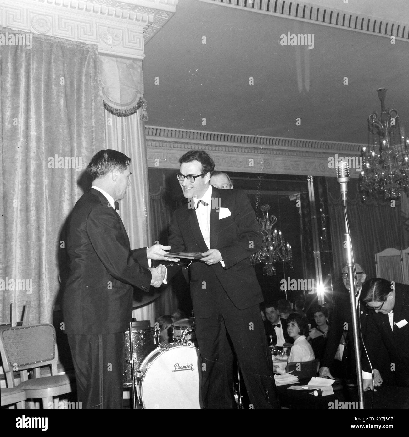 HAROLD PINTER MIT LORD WILLS IN LONDON / ; 12. MÄRZ 1964 Stockfoto