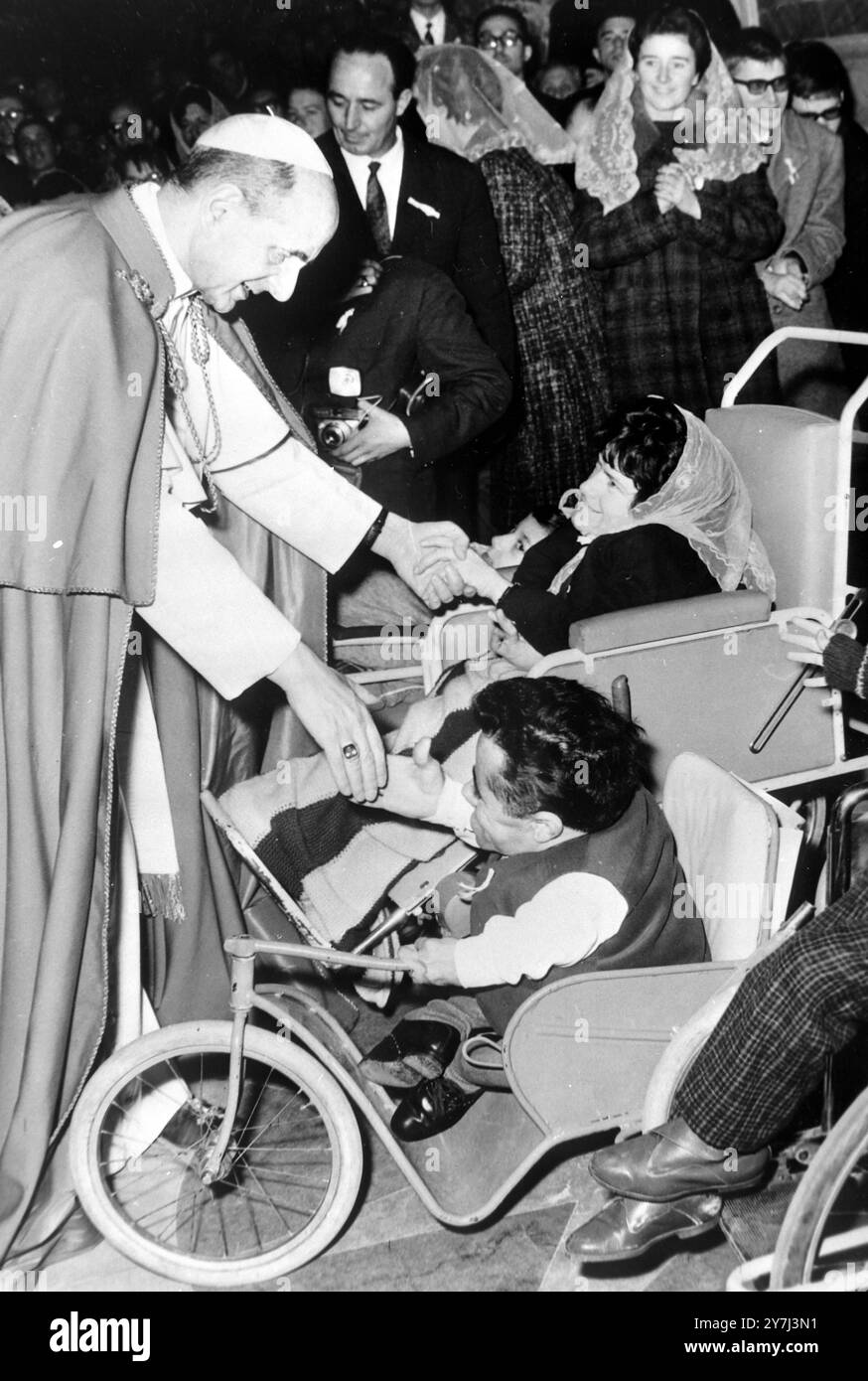 PAPST PAUL VII. EMPFÄNGT BEHINDERTE MENSCHEN IN VATIKANSTADT; 12. MÄRZ 1964 Stockfoto