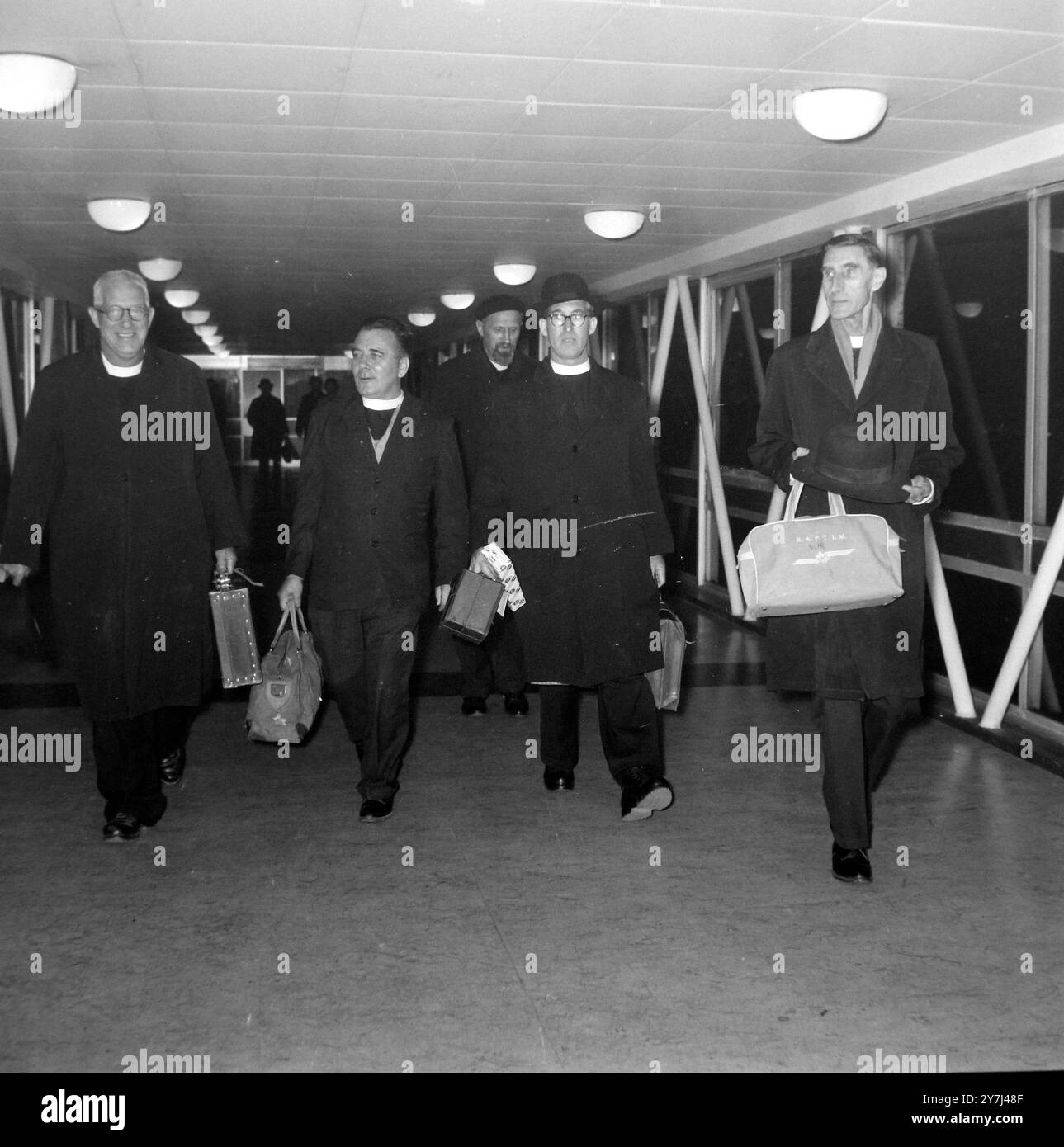 AUS DEM SUDAN AUSGEWIESENE RELIGIONSPRIESTER KOMMEN AM FLUGHAFEN LONDON / ; 10. MÄRZ 1964 AN Stockfoto