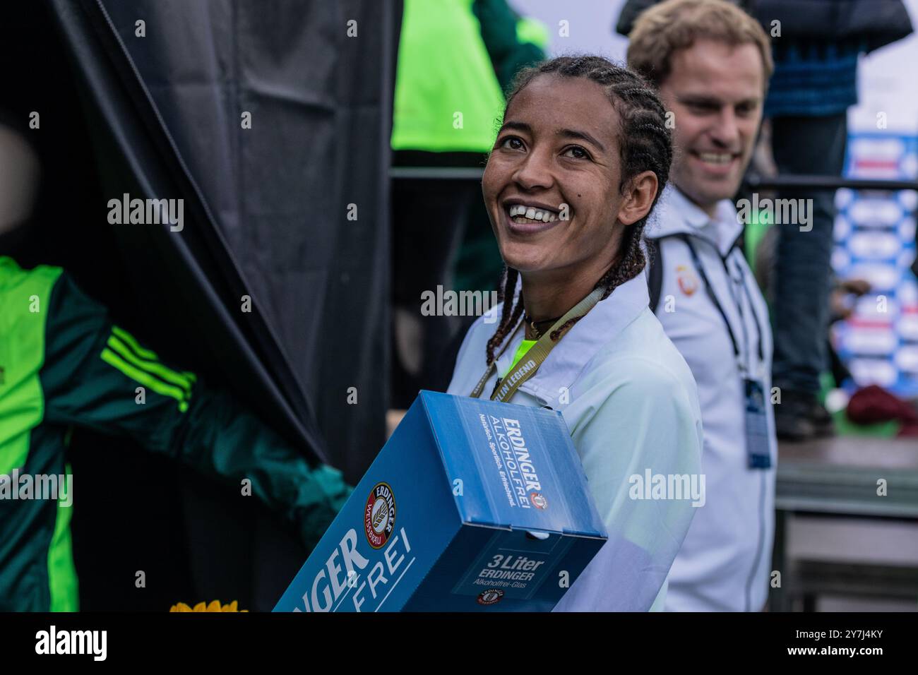 Mestawut Fikir aus Äthiopien wird nach dem Sieg des BMW Berlin Marathon Frauen-Rennens gesehen. (Foto: Nicholas Müller / SOPA Images/SIPA USA) Stockfoto