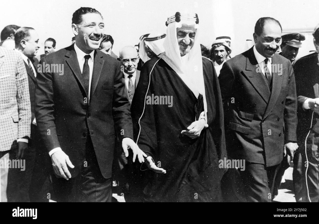 VEREINIGTE ARABISCHE REPUBLIK UAR VIZE PRSIDENTS ABDEL HAKIM AMER A H UND ANWAR EL SADAT MIT KRONPRINZ FAISAL IN SAUDI-ARABIEN ; 6. MÄRZ 1964 Stockfoto