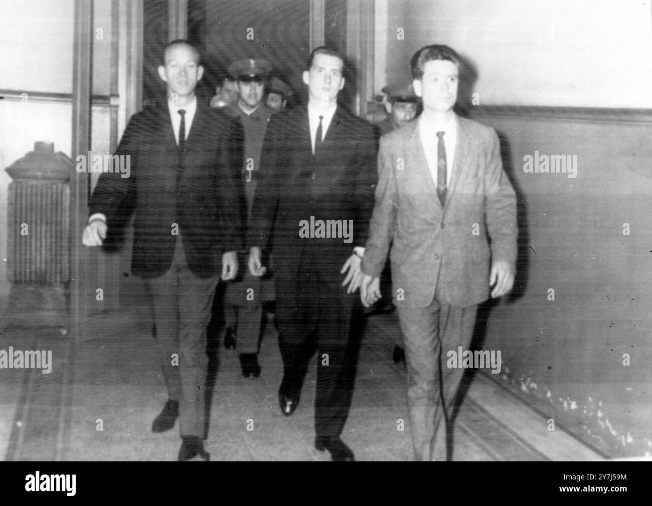 JAMES STEPHEN JOHNSON UND JAMES BELL WAGNER WURDEN VOR GERICHT IN BARCELONA, SPANIEN, HANDSCHELLEN GEFESSELT / ; 4. MÄRZ 1964 Stockfoto