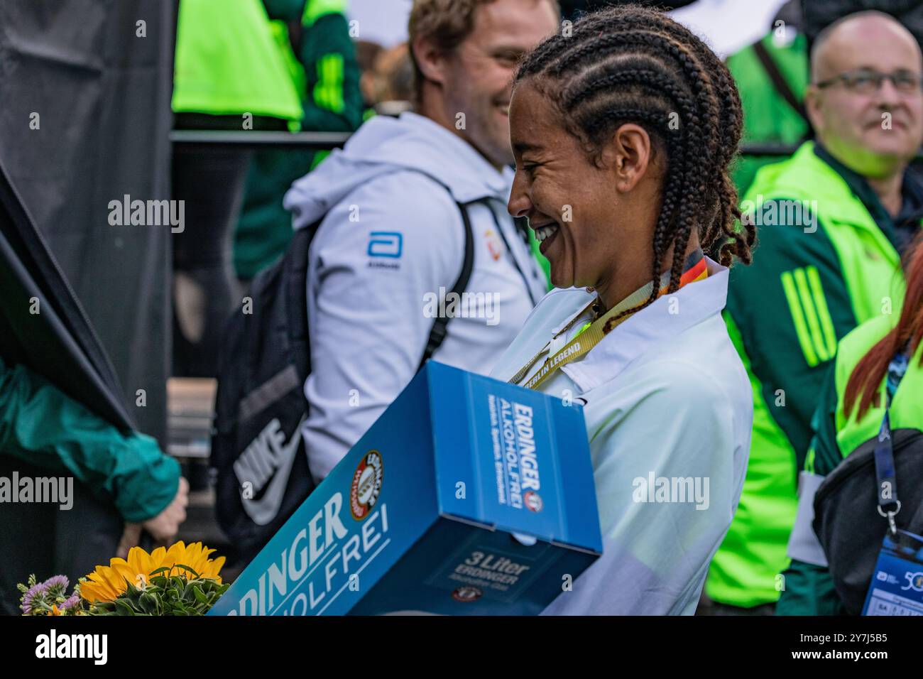 Mestawut Fikir aus Äthiopien wird nach dem Sieg des BMW Berlin Marathon Frauen-Rennens gesehen. (Foto: Nicholas Müller / SOPA Images/SIPA USA) Stockfoto