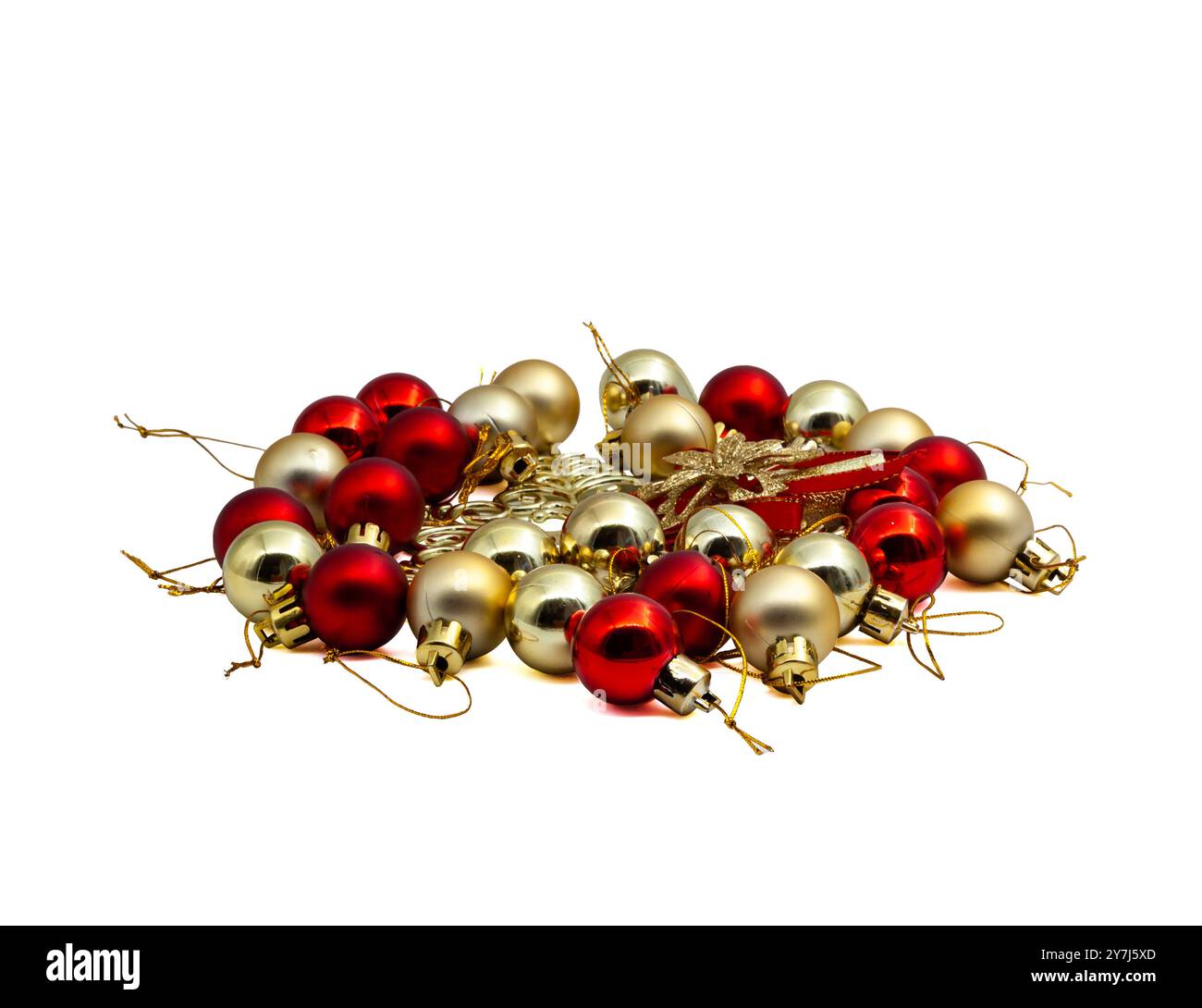 Viele rote und goldfarbene Weihnachtskugeln. Deko für den Weihnachtsbaum. Weihnachtsspielzeug. Stockfoto