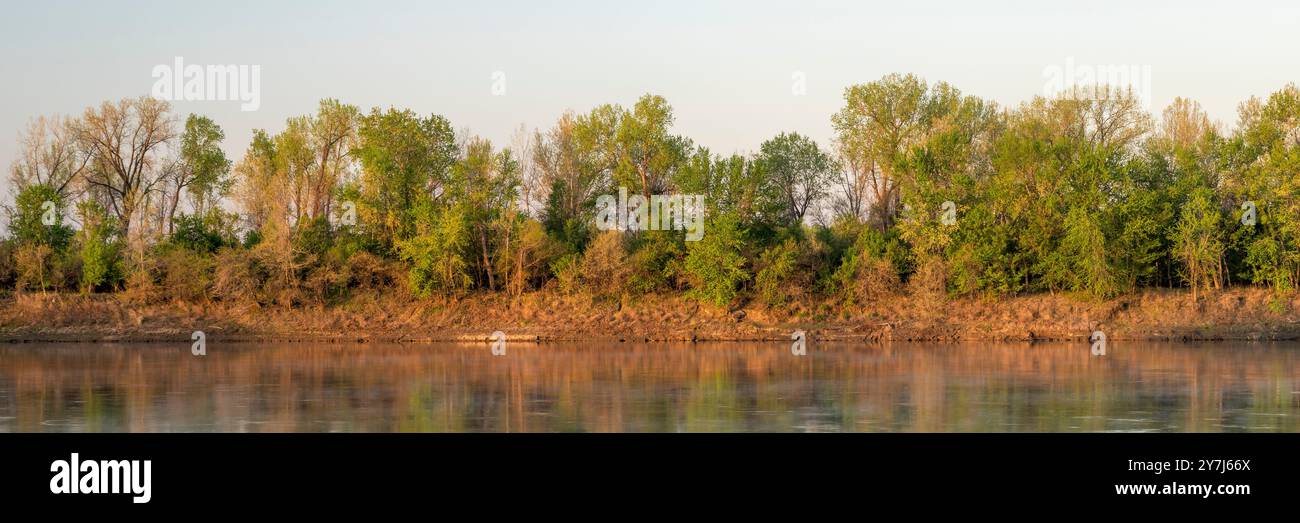 Frühlingssonnenaufgang über dem Missouri River in Dalton Bottom, MO Stockfoto