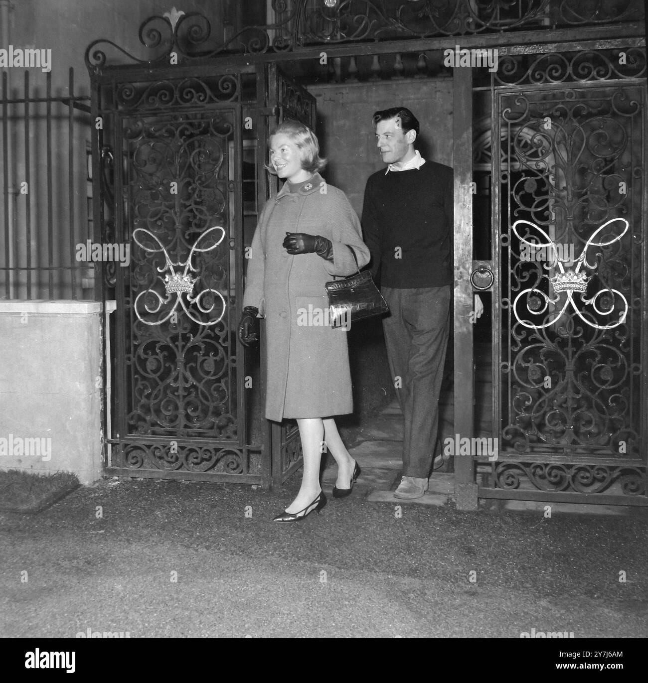 HERZOGIN VON KENT PRINZESSIN MARINA NACH BESUCH DES NEUGEBORENEN SOHNES VON PRINZESSIN ALEXANDRA UND ANGUS OGILVY IN RICHMOND; 1. MÄRZ 1964 Stockfoto