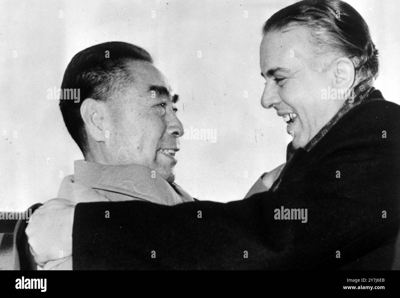 29. FEBRUAR 1964 DER ALBANISCHE DIKTATOR ENVER HOXHA BEGRÜSST DEN CHINESISCHEN PREMIER CHOU EN-LAI IN TIRANA, ALBANIEN. Stockfoto