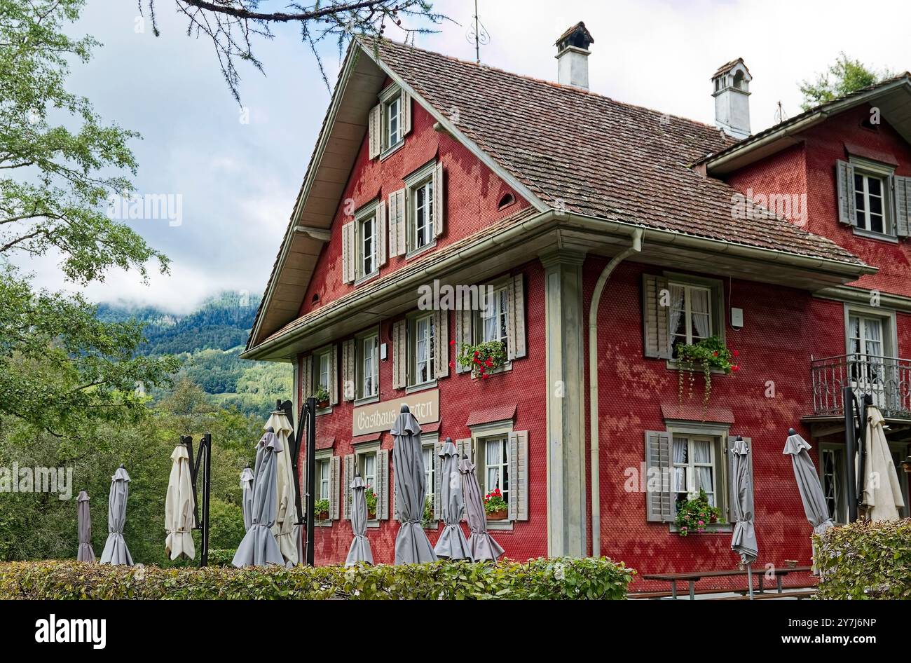 Degen Guesthouse & Restaurant, 1891, altes Gebäude, aus der Zentralschweiz, geschlossene Sonnenschirme, fenster, fensterläden, Ballenberg Swiss Open-Air Museum, EU Stockfoto